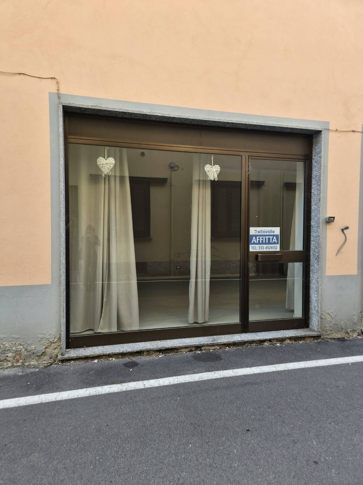 Locale commerciale in affitto a Bellinzago Novarese