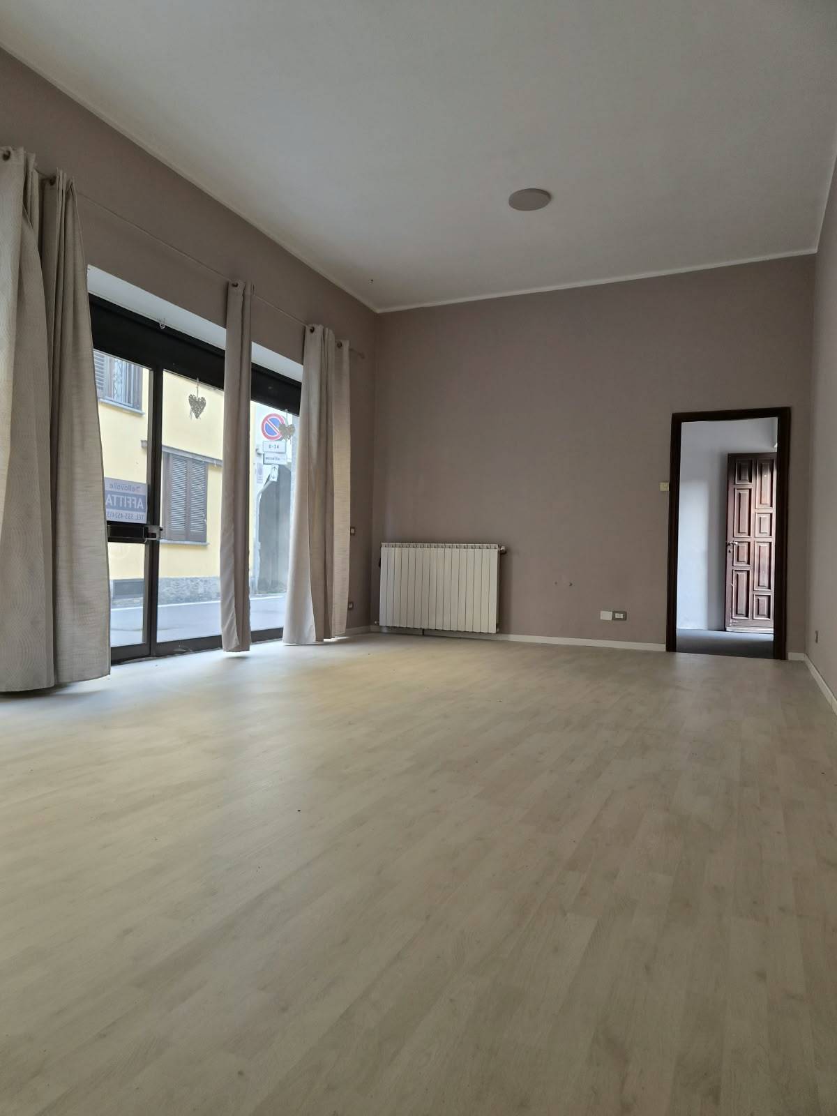 Locale commerciale in affitto a Bellinzago Novarese