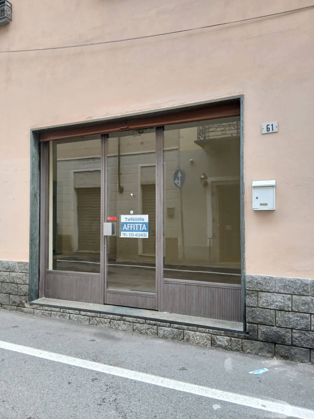 Locale commerciale in affitto a Oleggio