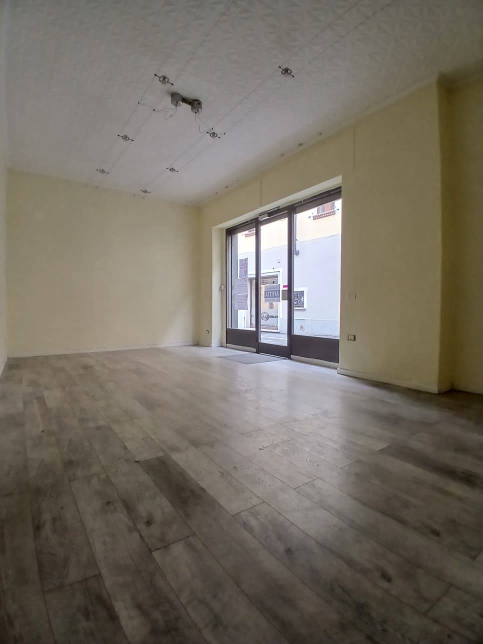 Locale commerciale in affitto a Oleggio