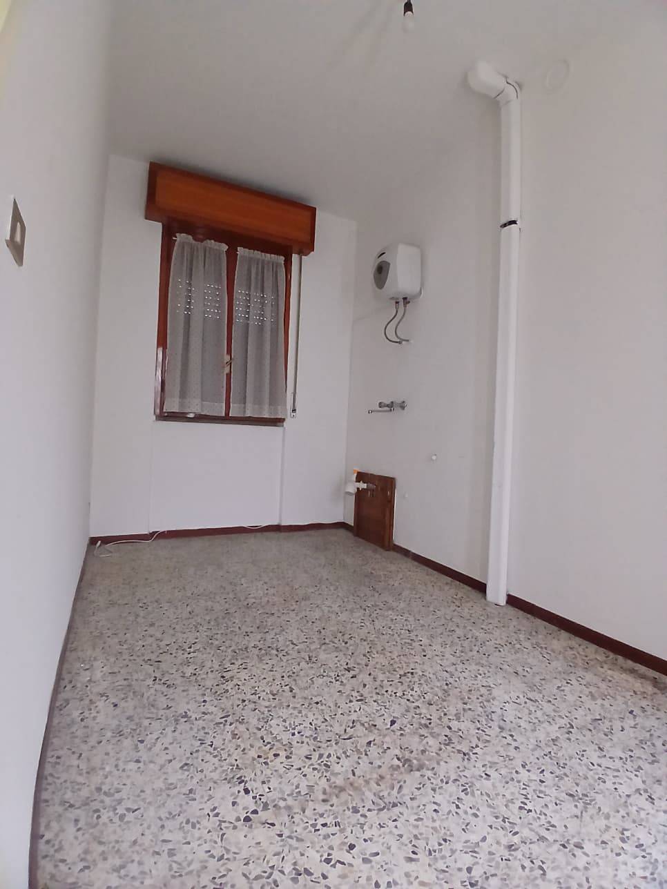Locale commerciale in affitto a Oleggio