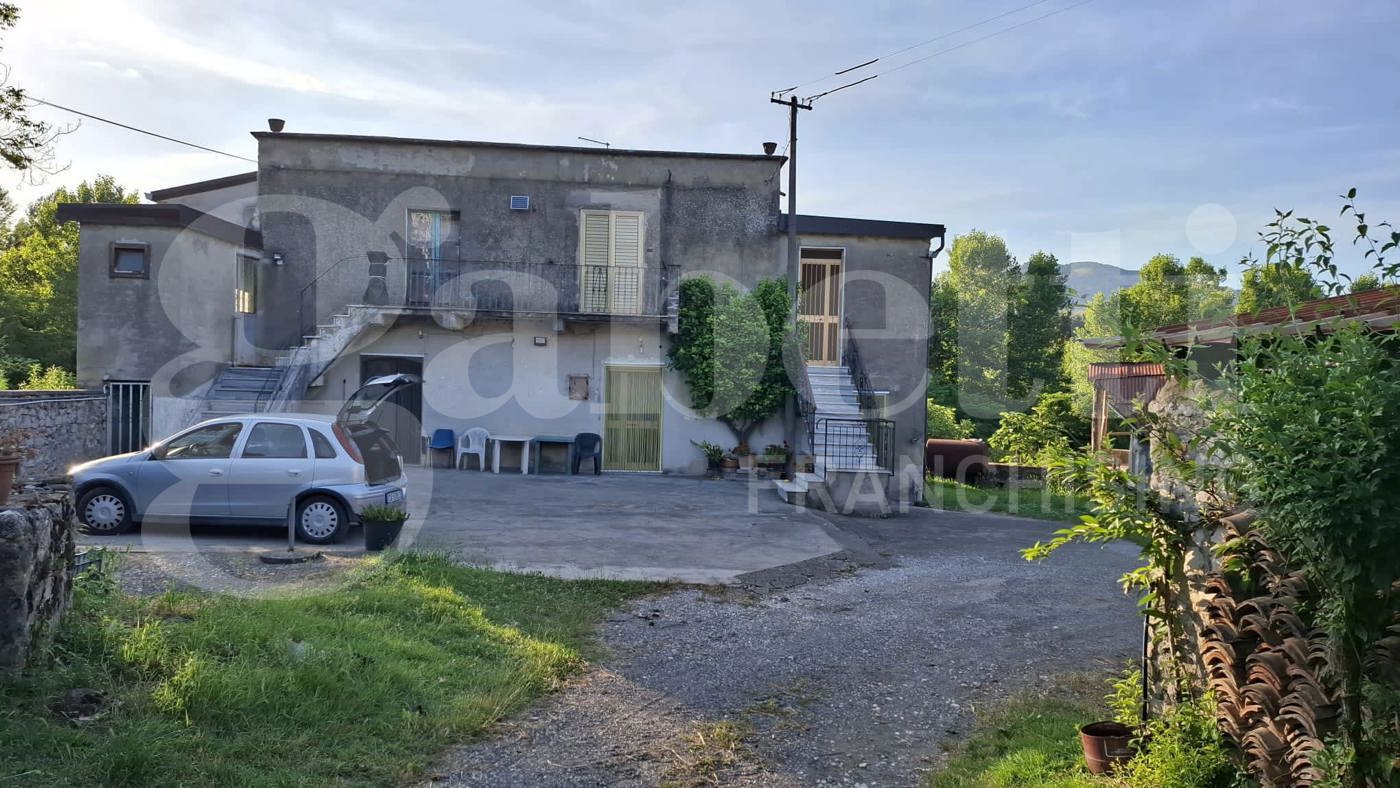 Rustico con giardino a Vairano Patenora