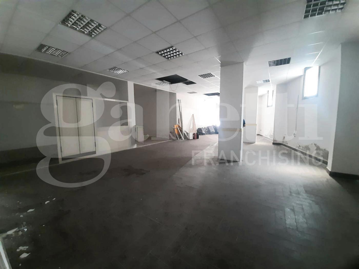 Negozio in vendita a Teano