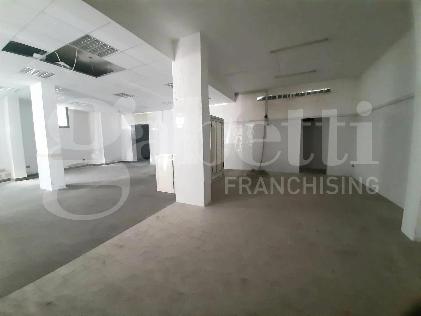 Negozio in vendita a Teano