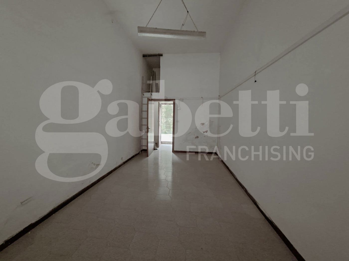 Negozio in vendita a Teano