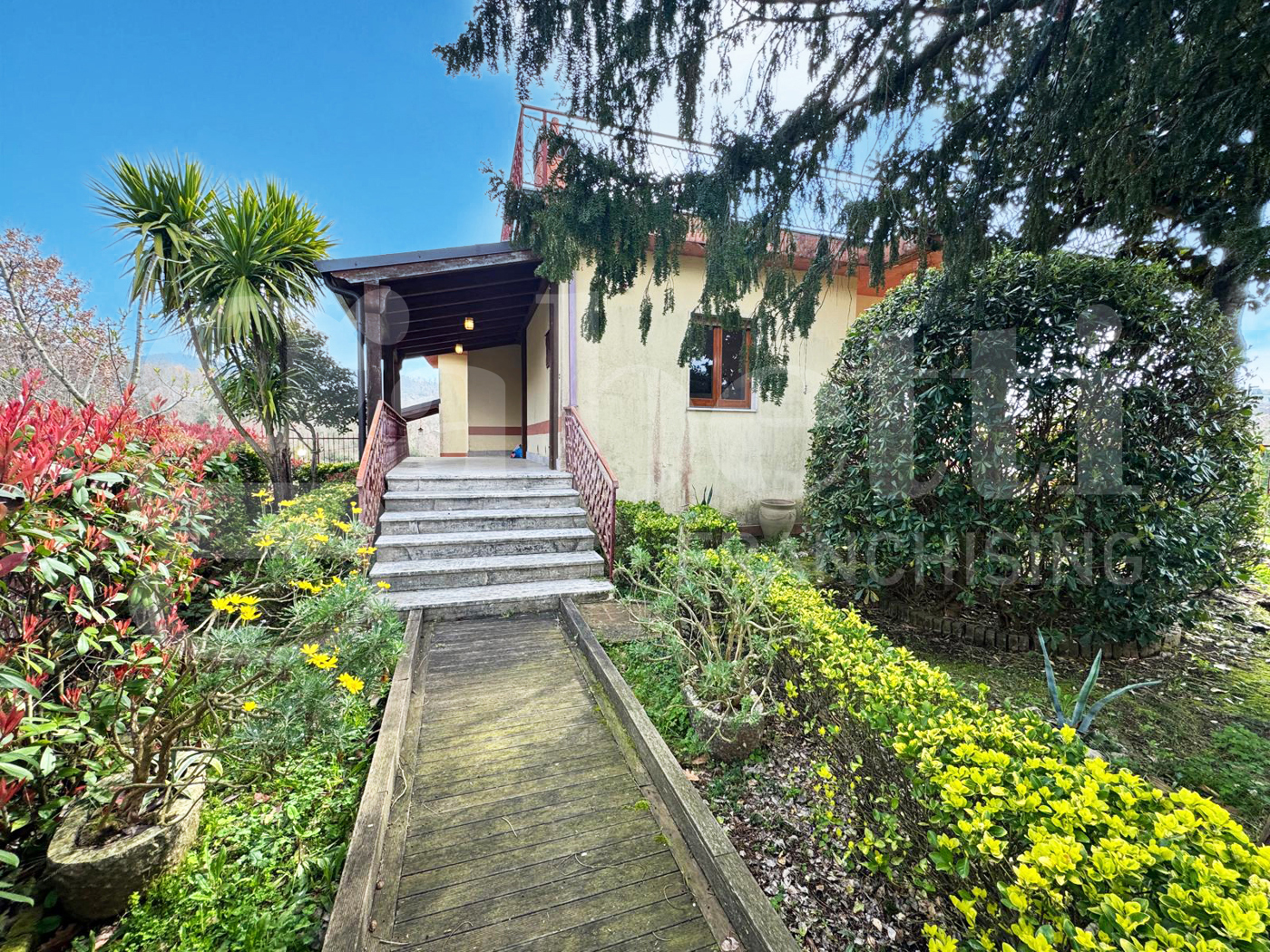 Villa con giardino a Castel di Sasso