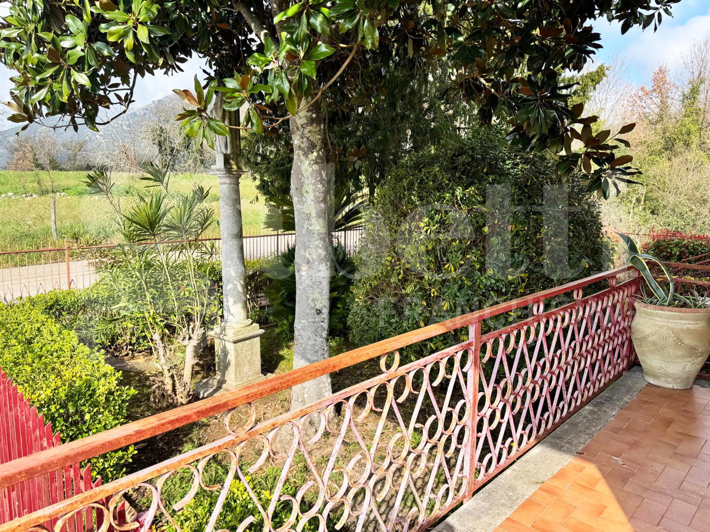 Villa con giardino a Castel di Sasso