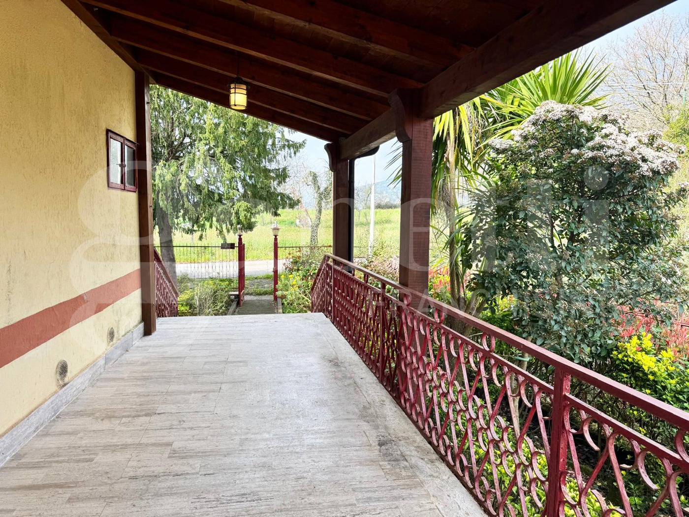 Villa con giardino a Castel di Sasso