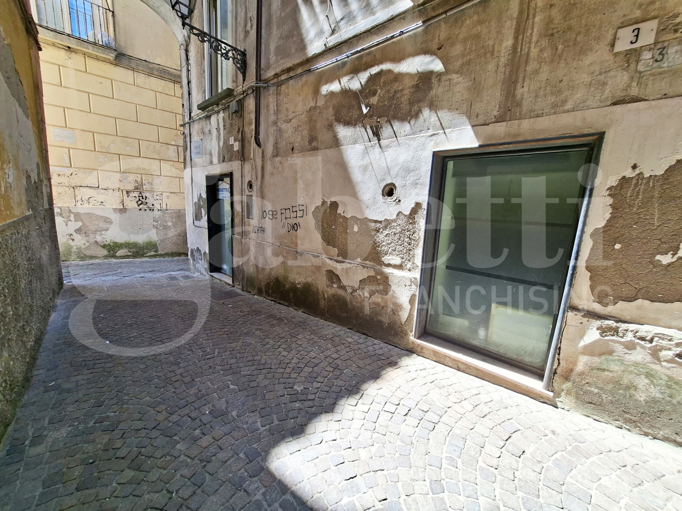 Negozio in vendita a Teano