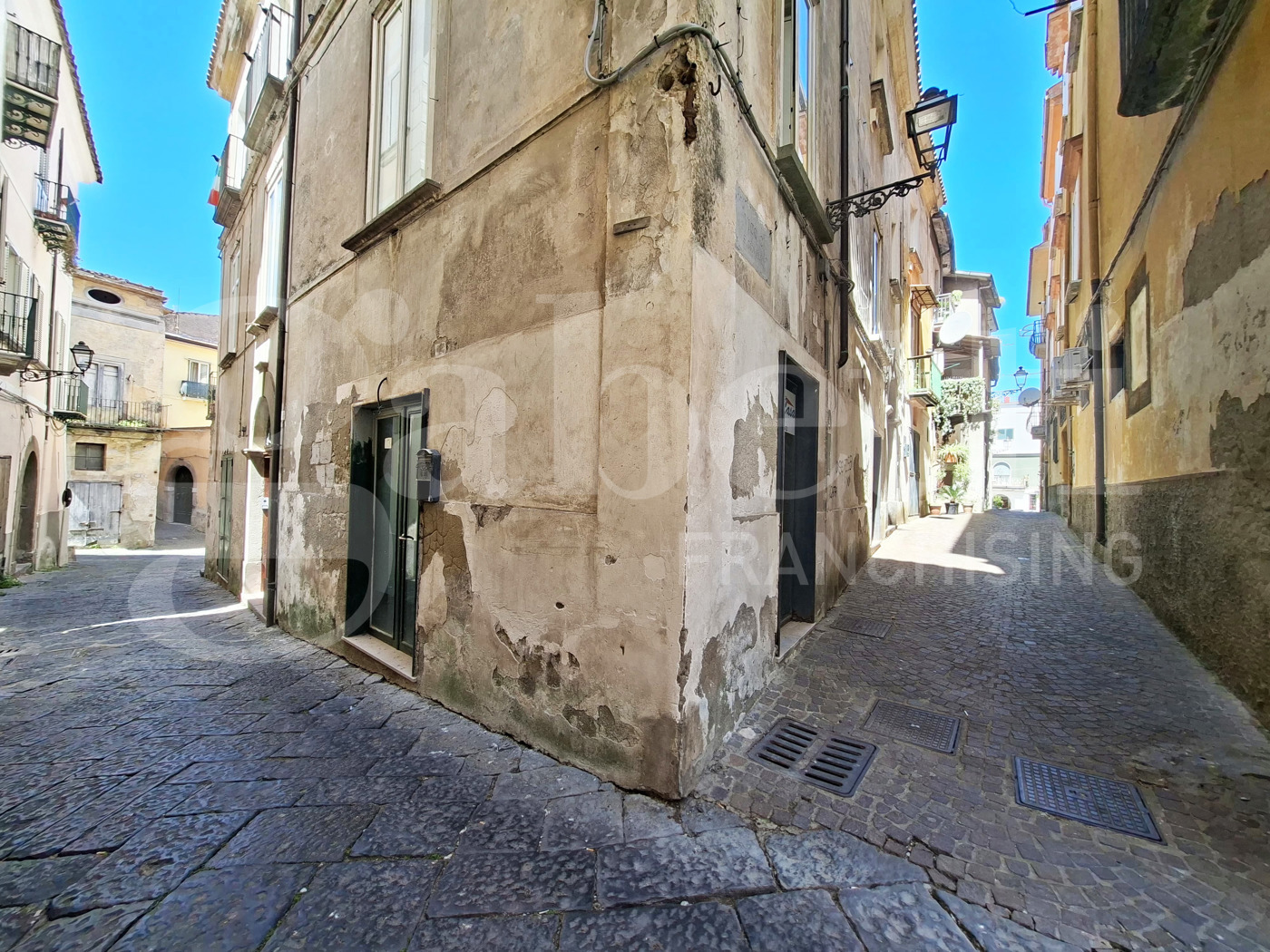 Negozio in vendita a Teano