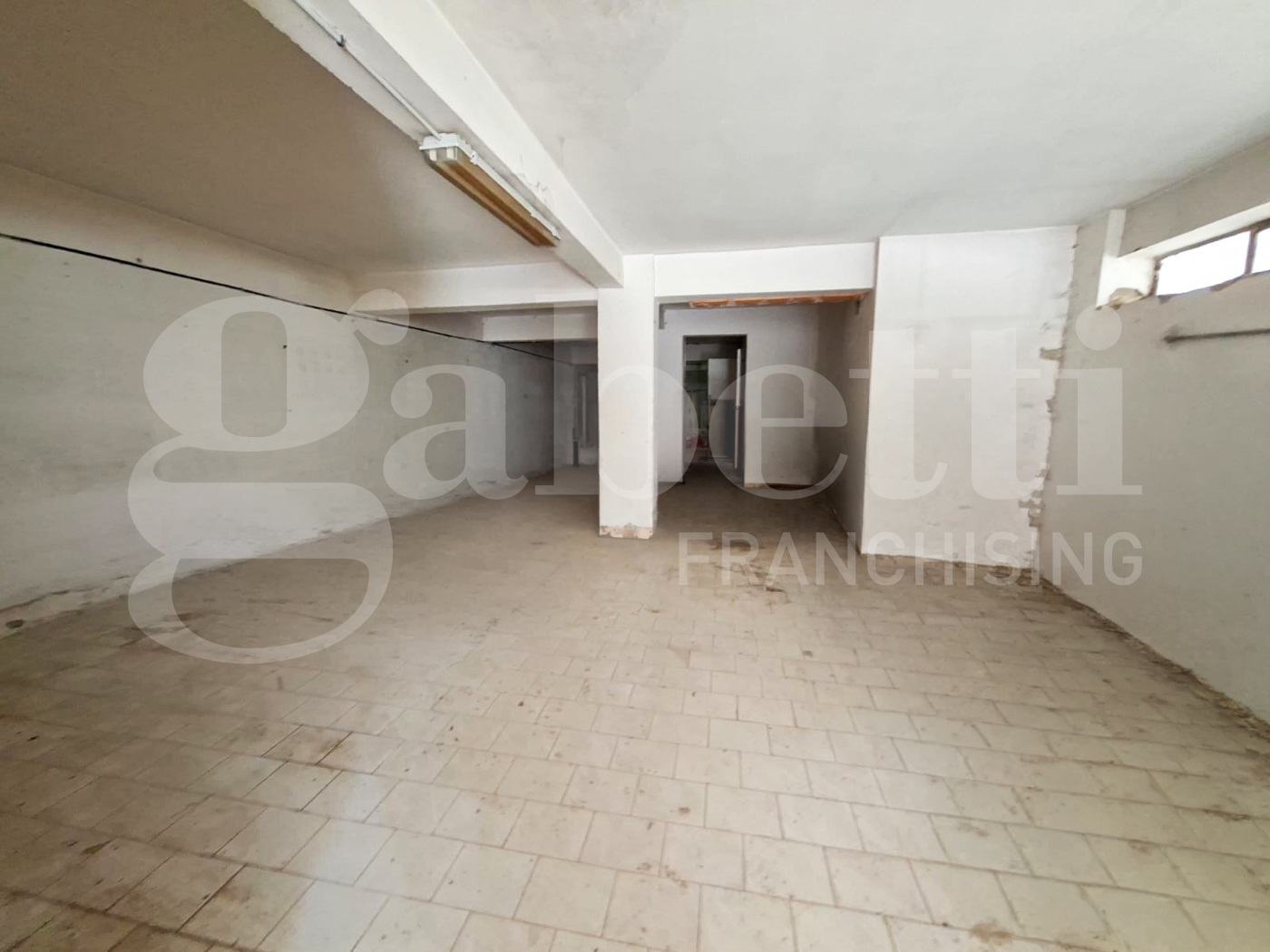 Box/Garage 132mq in vendita a Teano