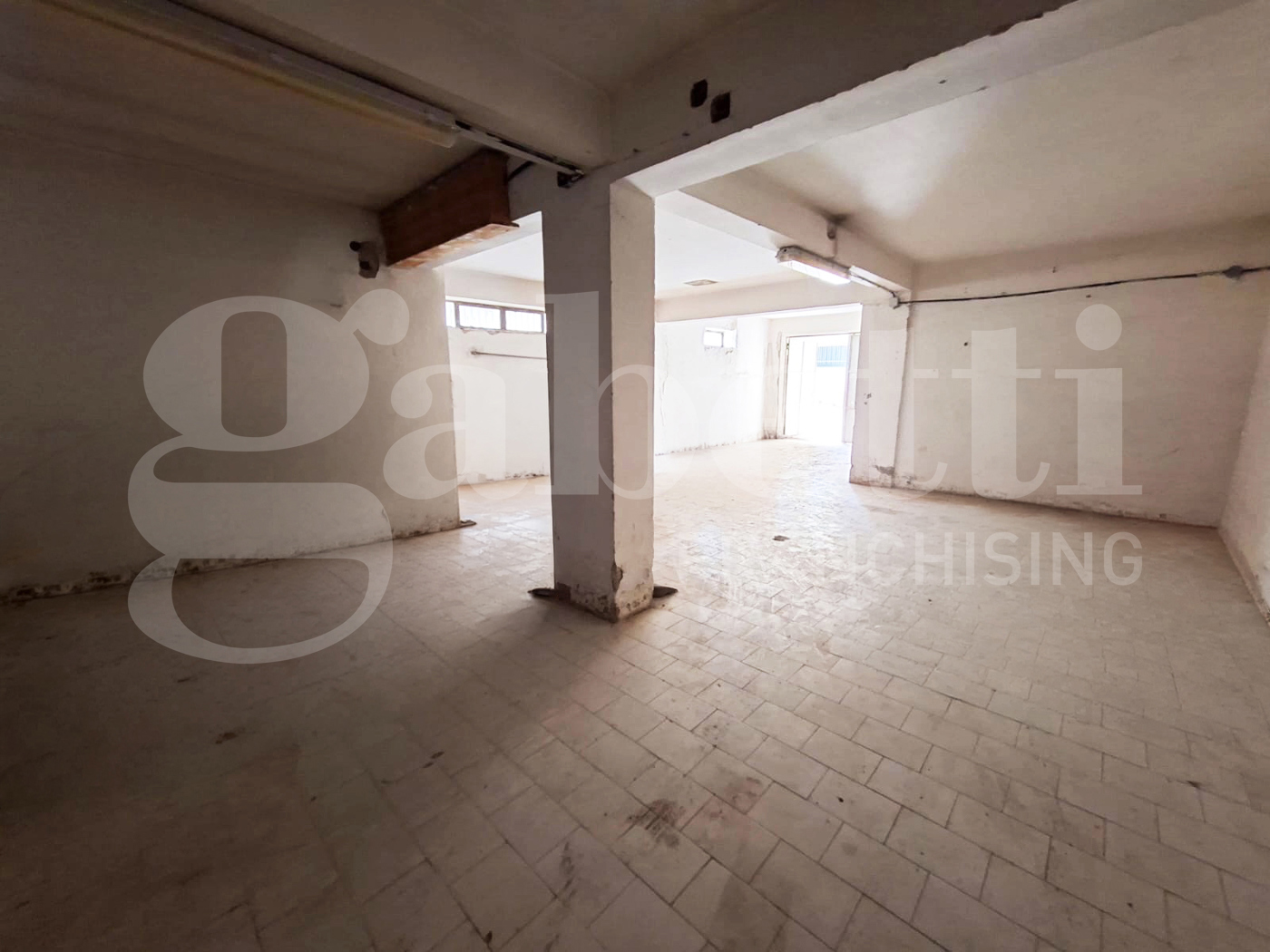 Box/Garage 132mq in vendita a Teano