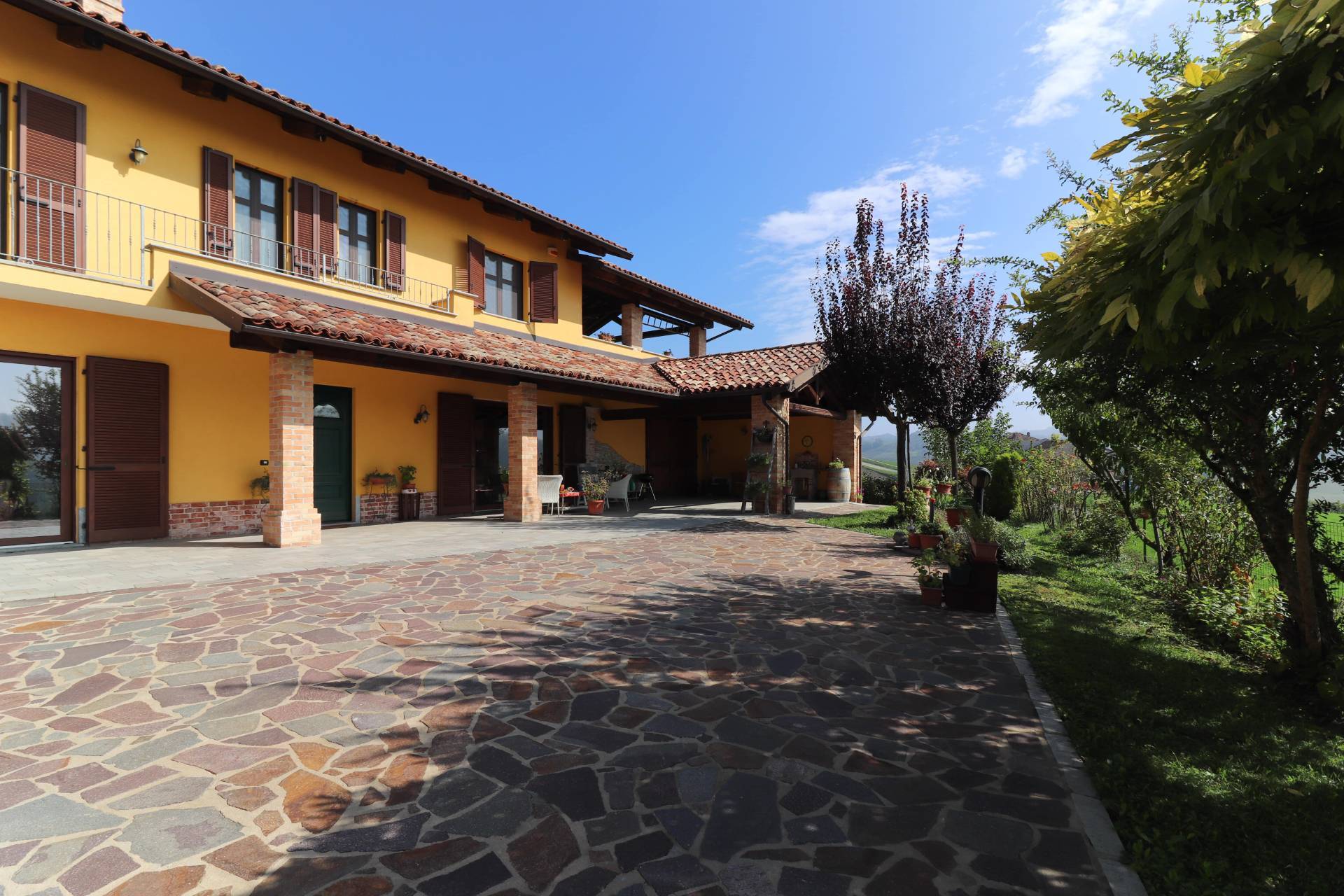 Villa con terrazzo a Monforte d'Alba