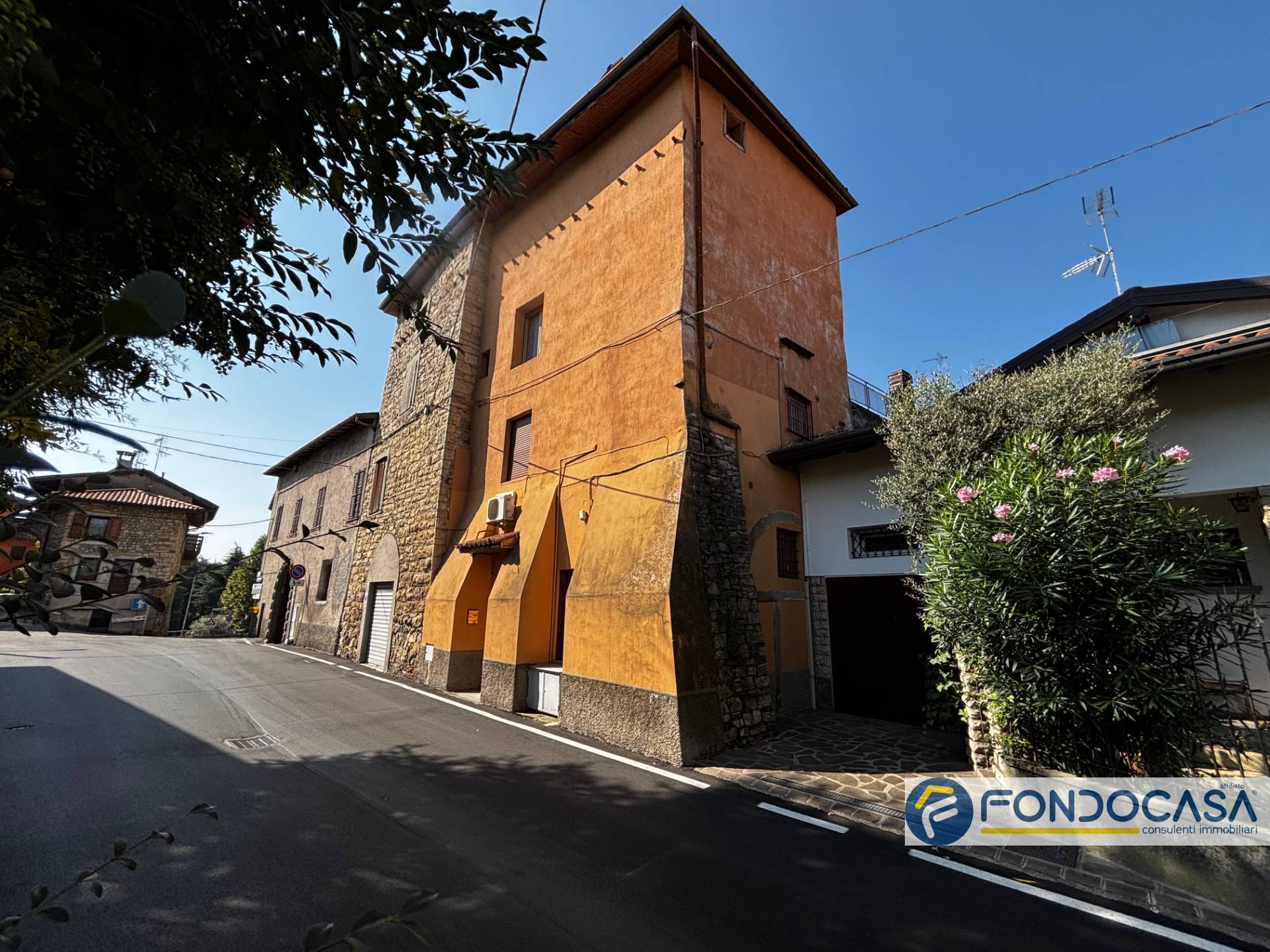 Palazzo intero stabile in vendita a Credaro