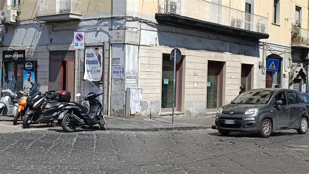 Locale commerciale in vendita in piazza gian battista vico 58, Napoli
