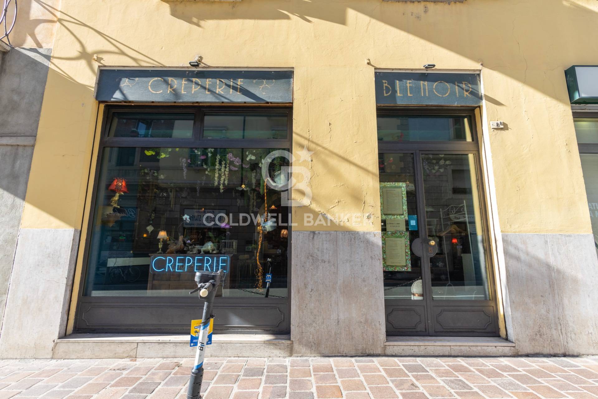 Locale commerciale in vendita a Novara, Centro