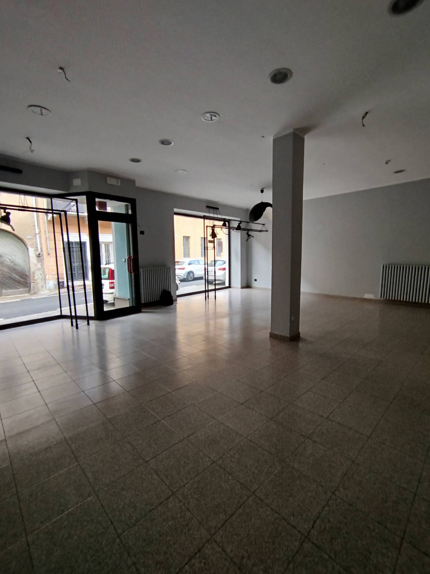 Locale commerciale in affitto a Foglizzo