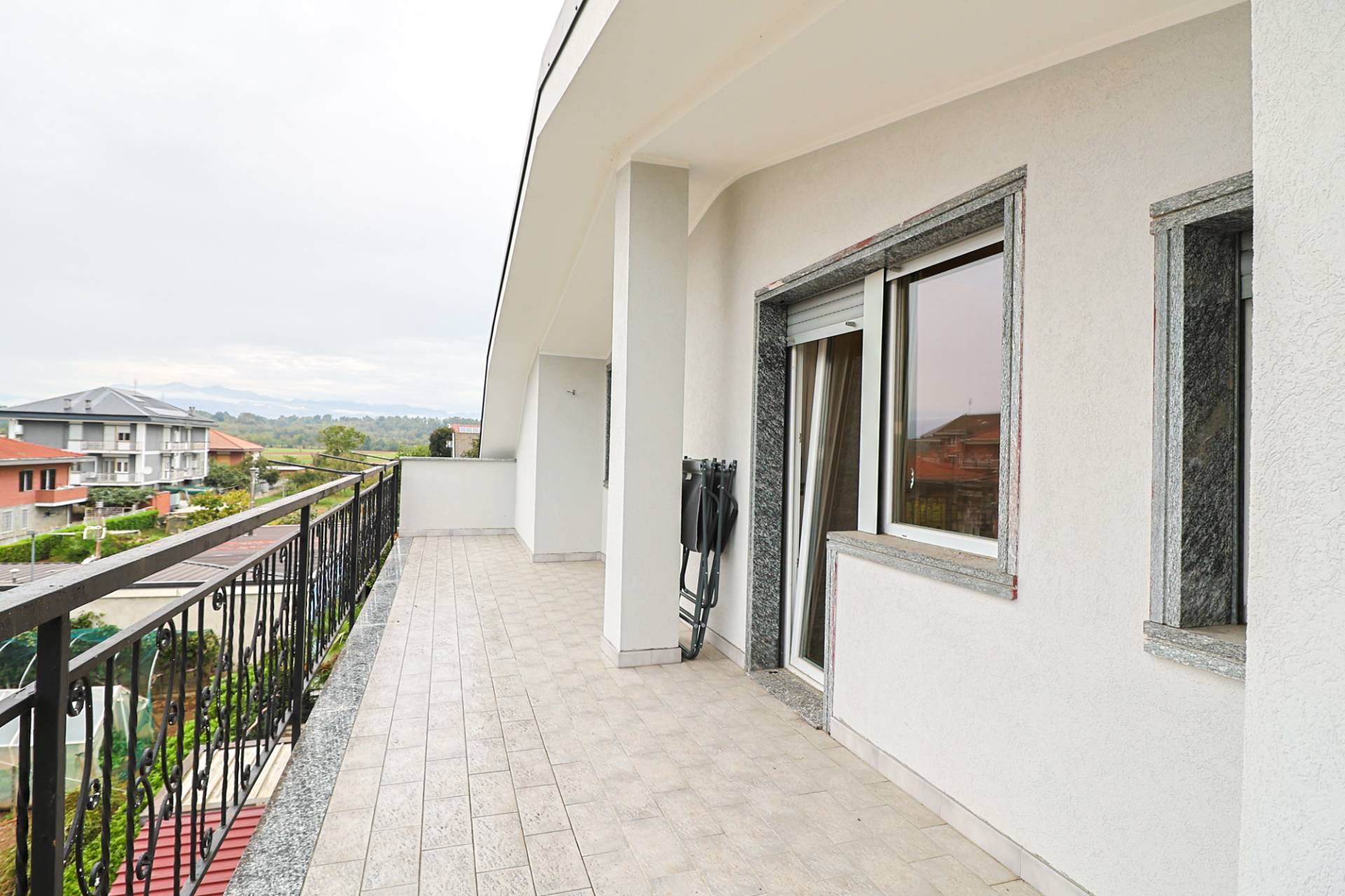 appartamento con terrazzo in vendita a Volpiano