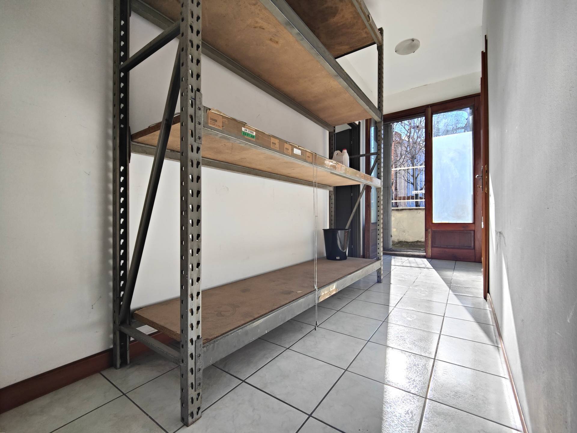 Locale commerciale in affitto a Collegno