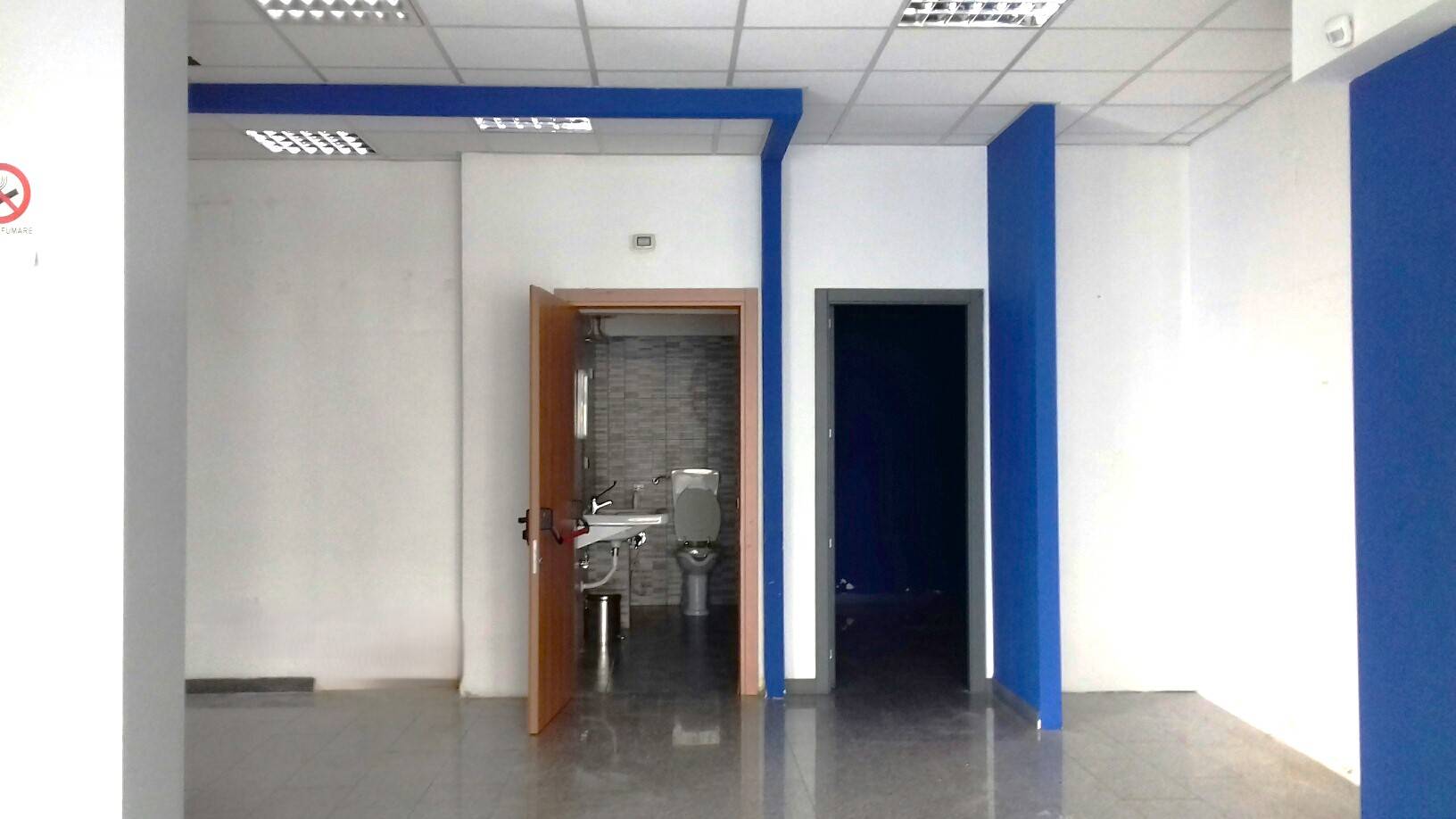 Locale commerciale in affitto a Bari, Carrassi