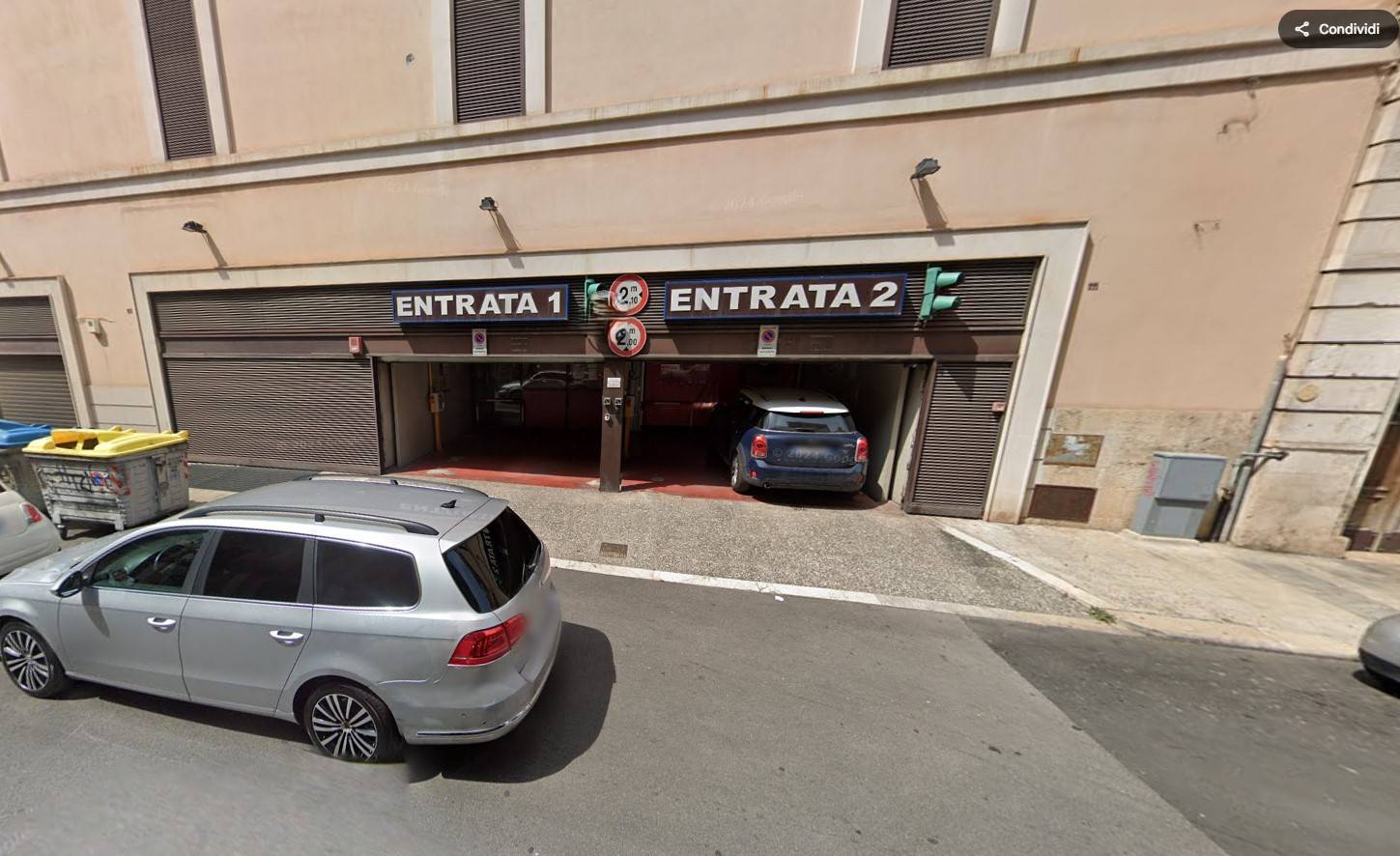 Posto auto coperto in affitto a Bari, Murat