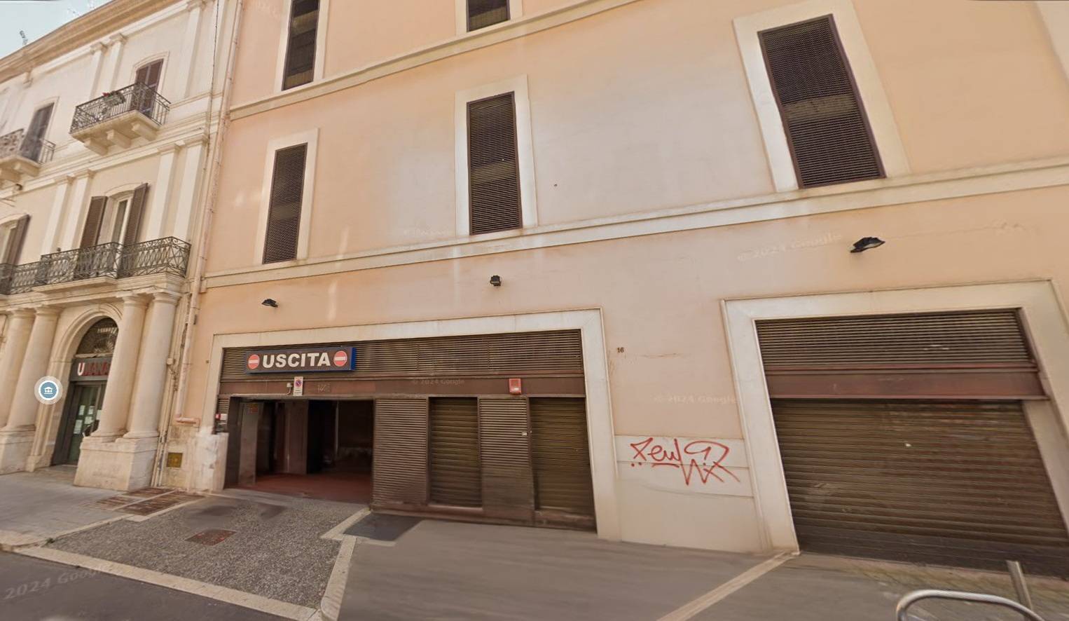 Posto auto coperto in affitto a Bari, Murat