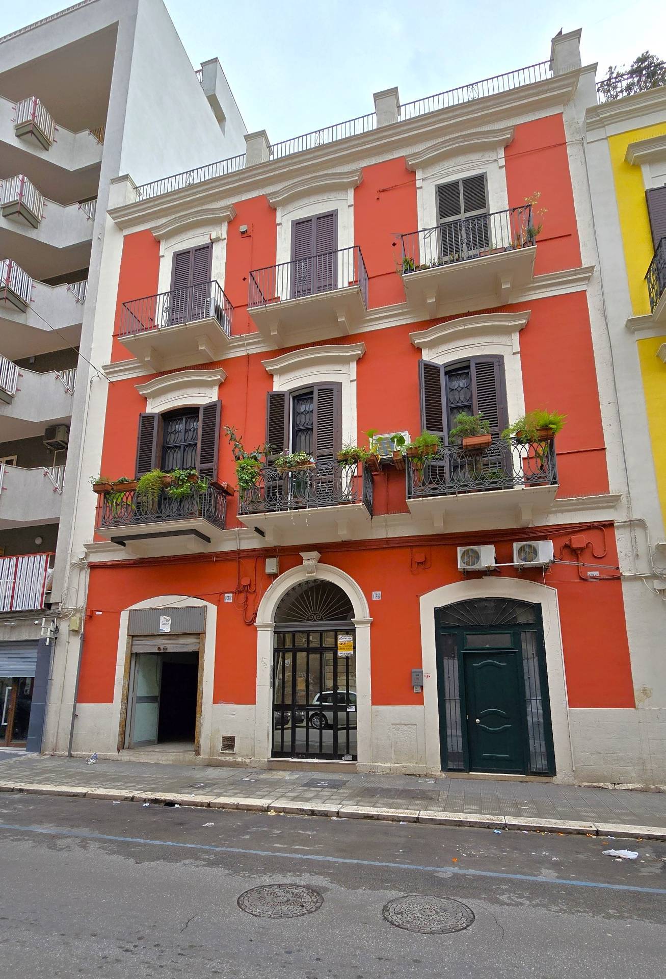 Locale commerciale in affitto a Bari, Libert