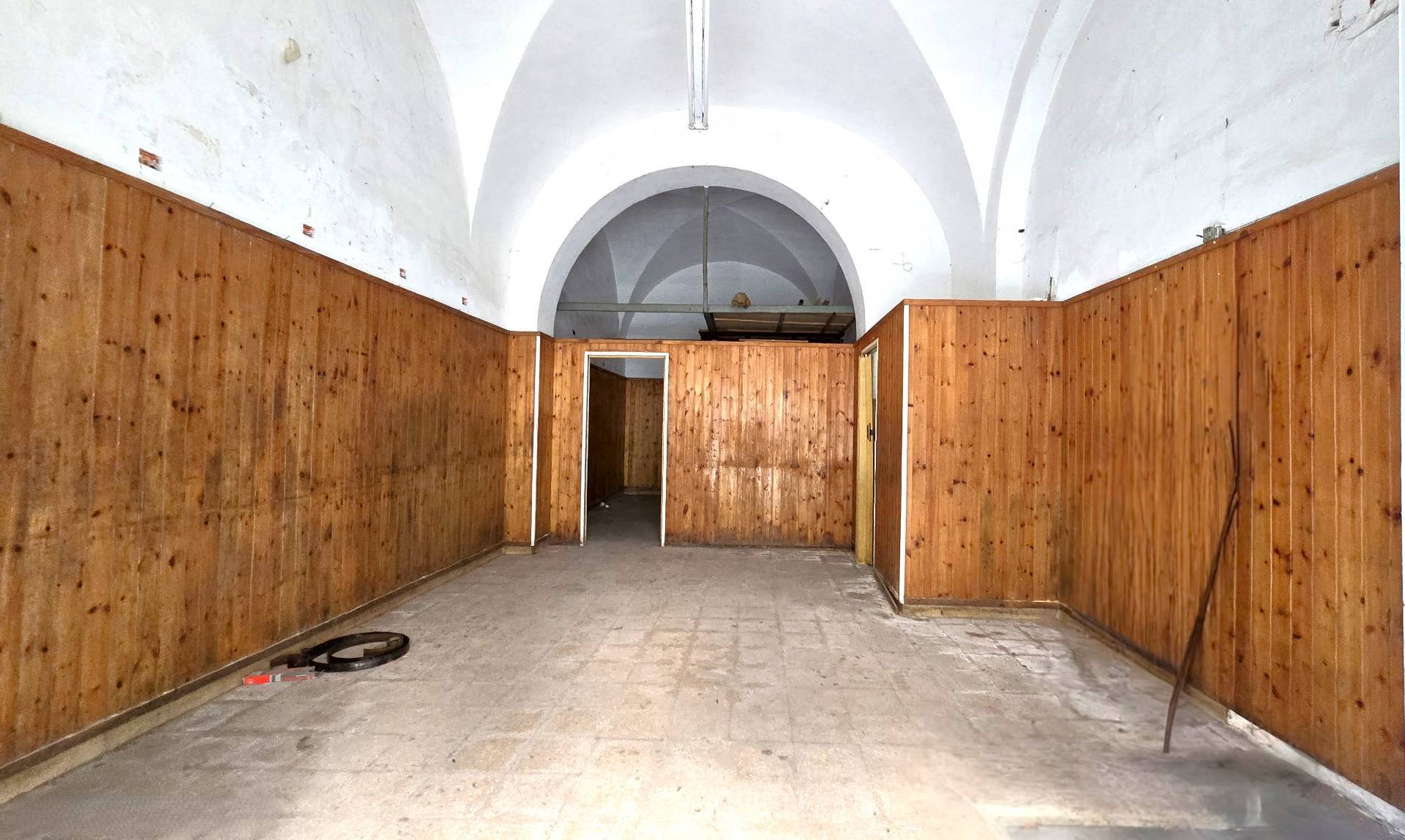 Locale commerciale in affitto a Bari, Libert