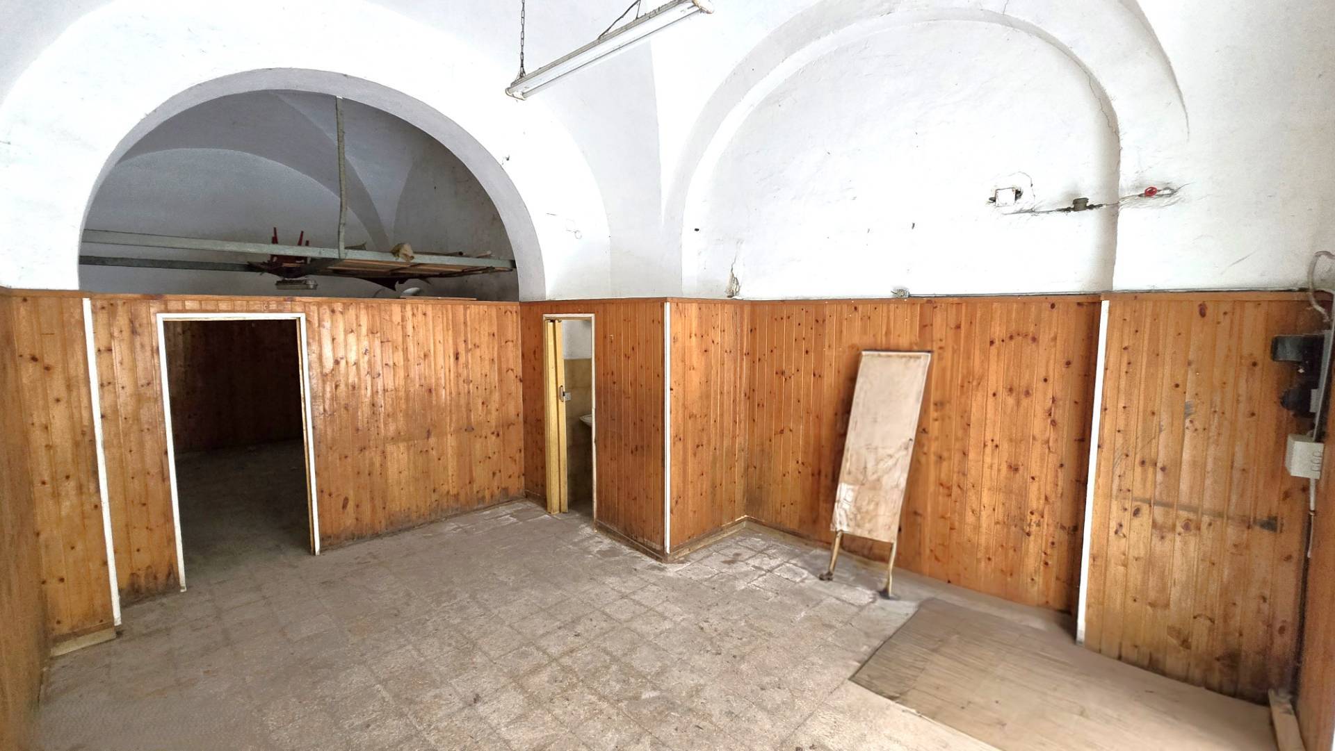 Locale commerciale in affitto a Bari, Libert