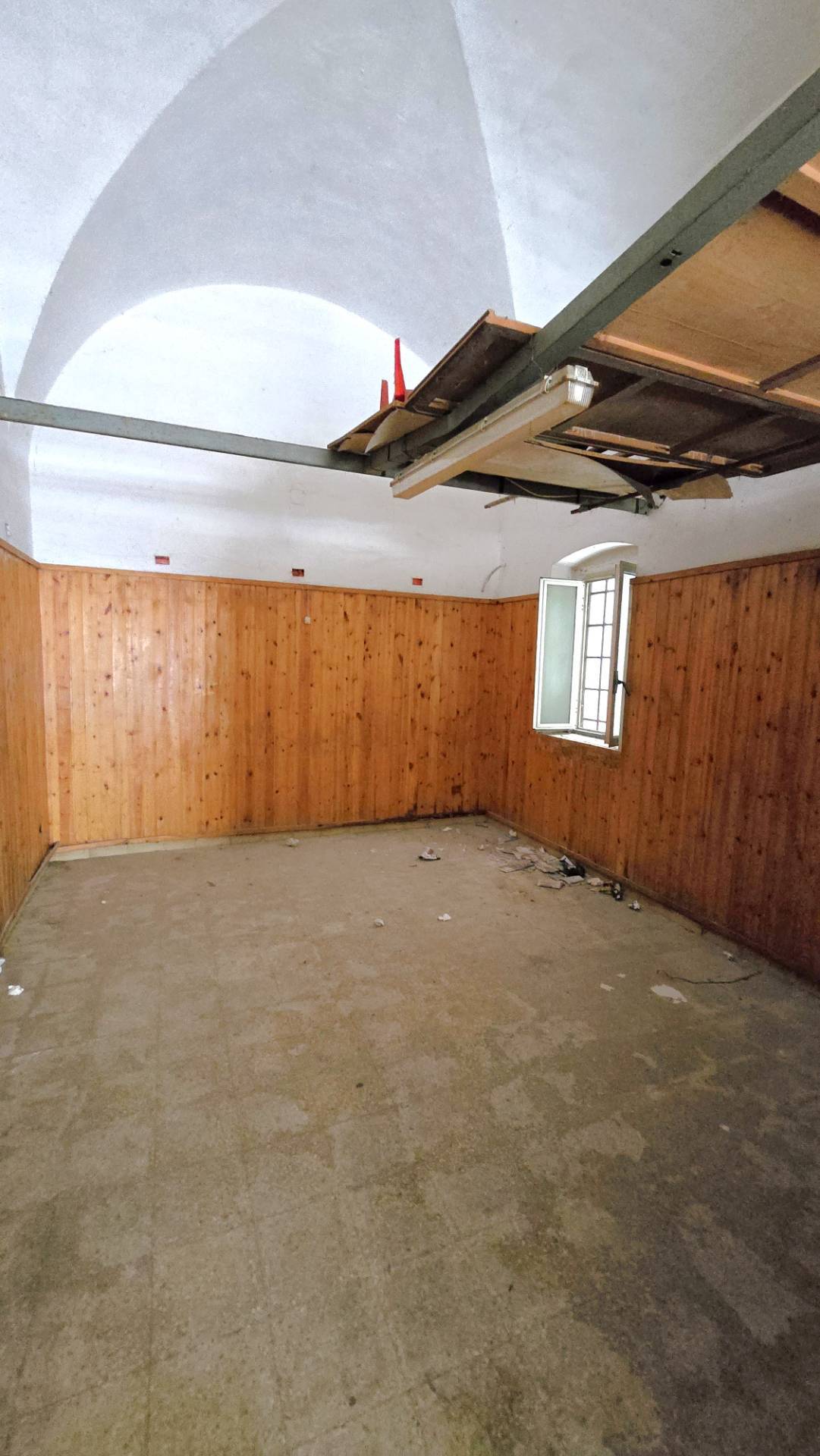 Locale commerciale in affitto a Bari, Libert