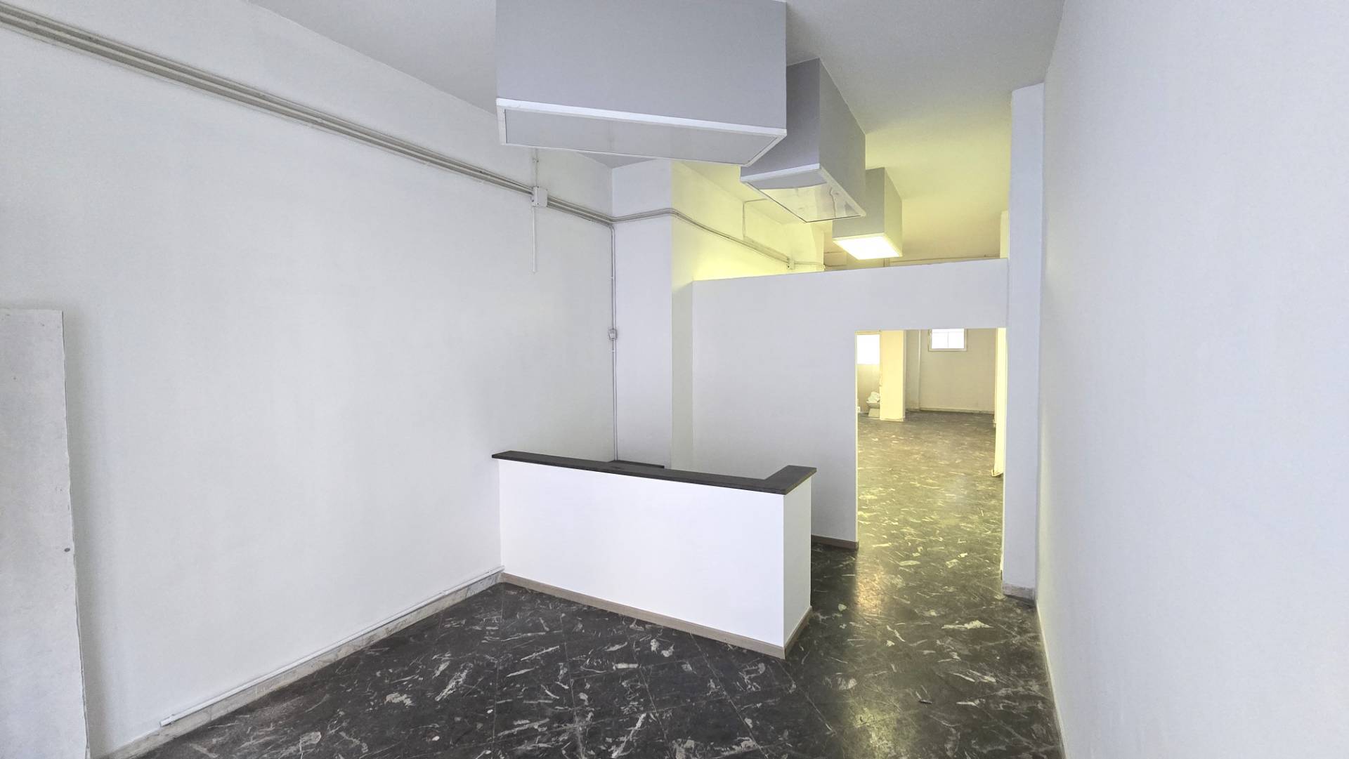 Locale commerciale in affitto a Bari, S. Pasquale