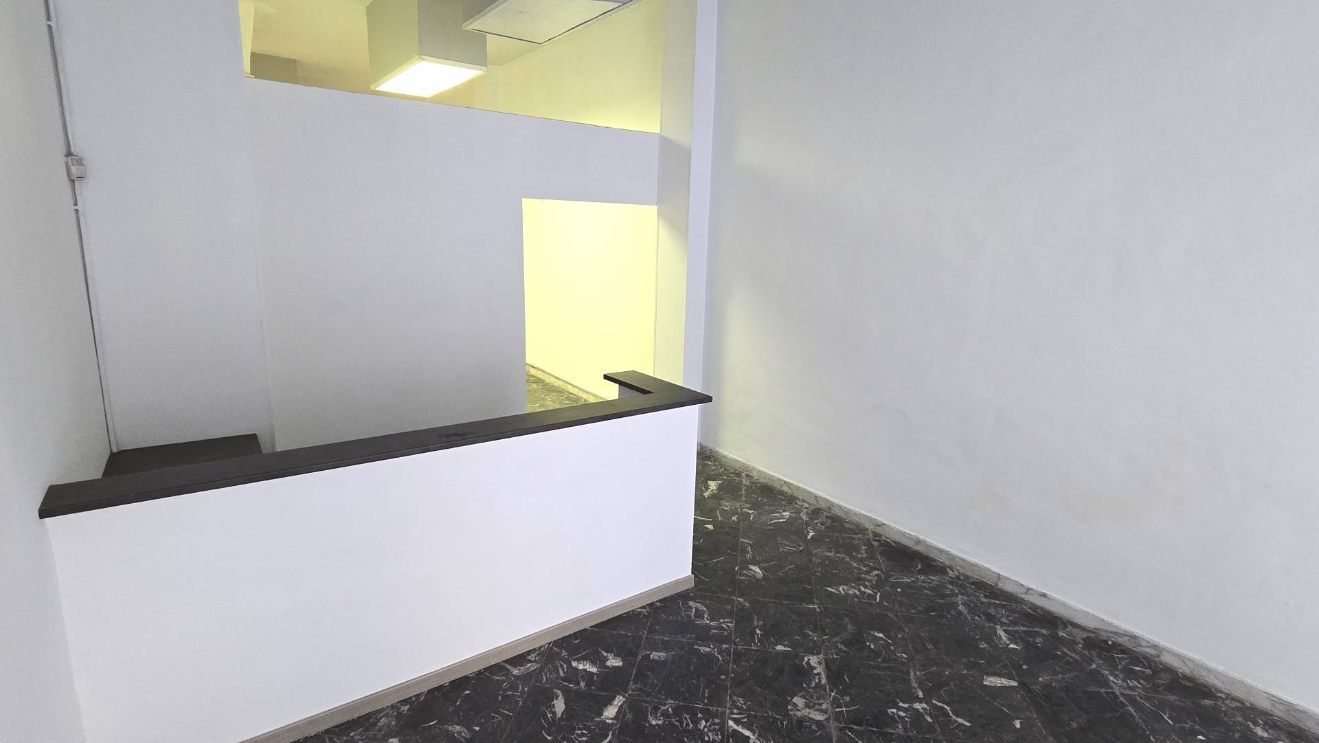 Locale commerciale in affitto a Bari, S. Pasquale