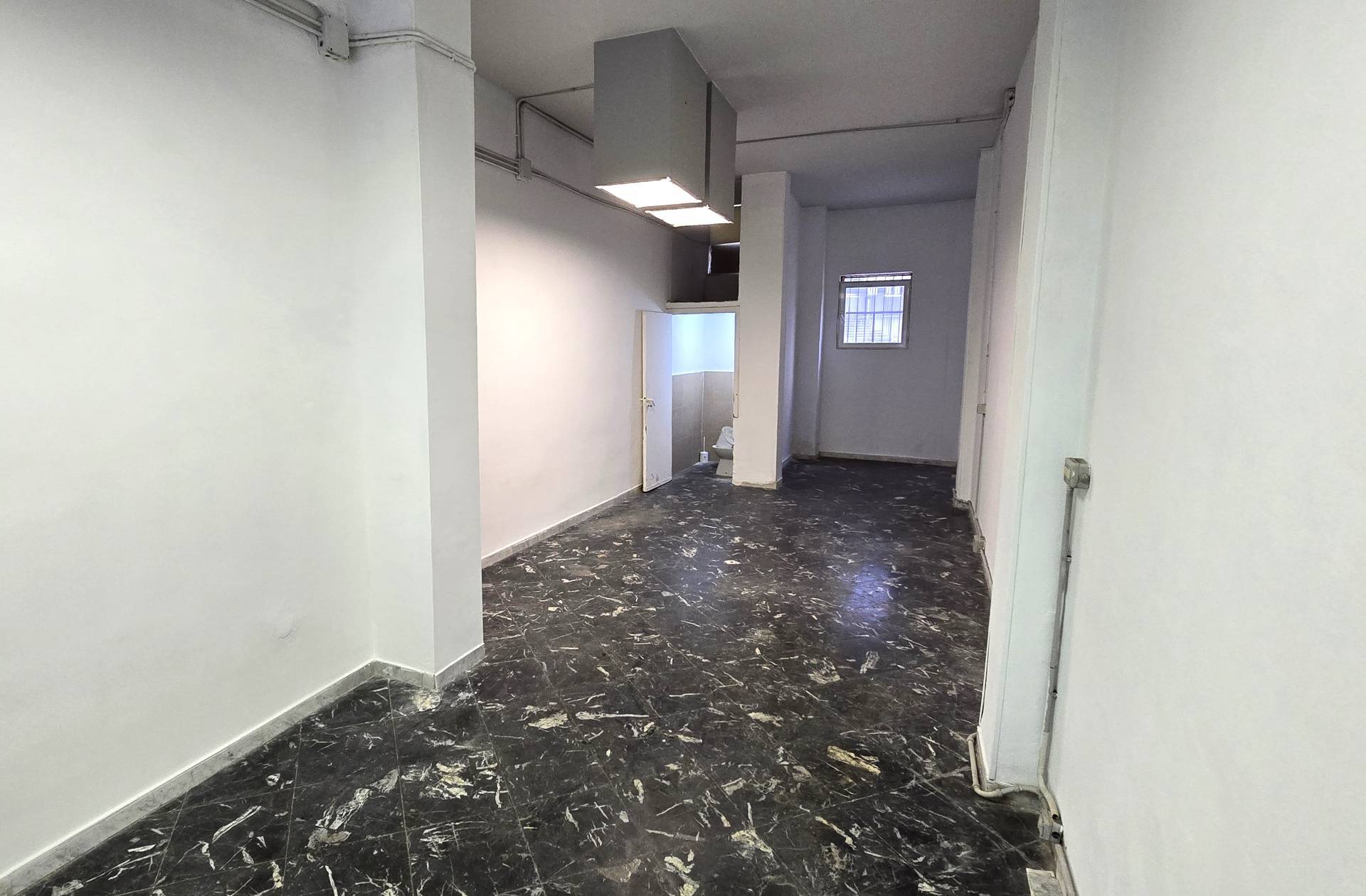 Locale commerciale in affitto a Bari, S. Pasquale