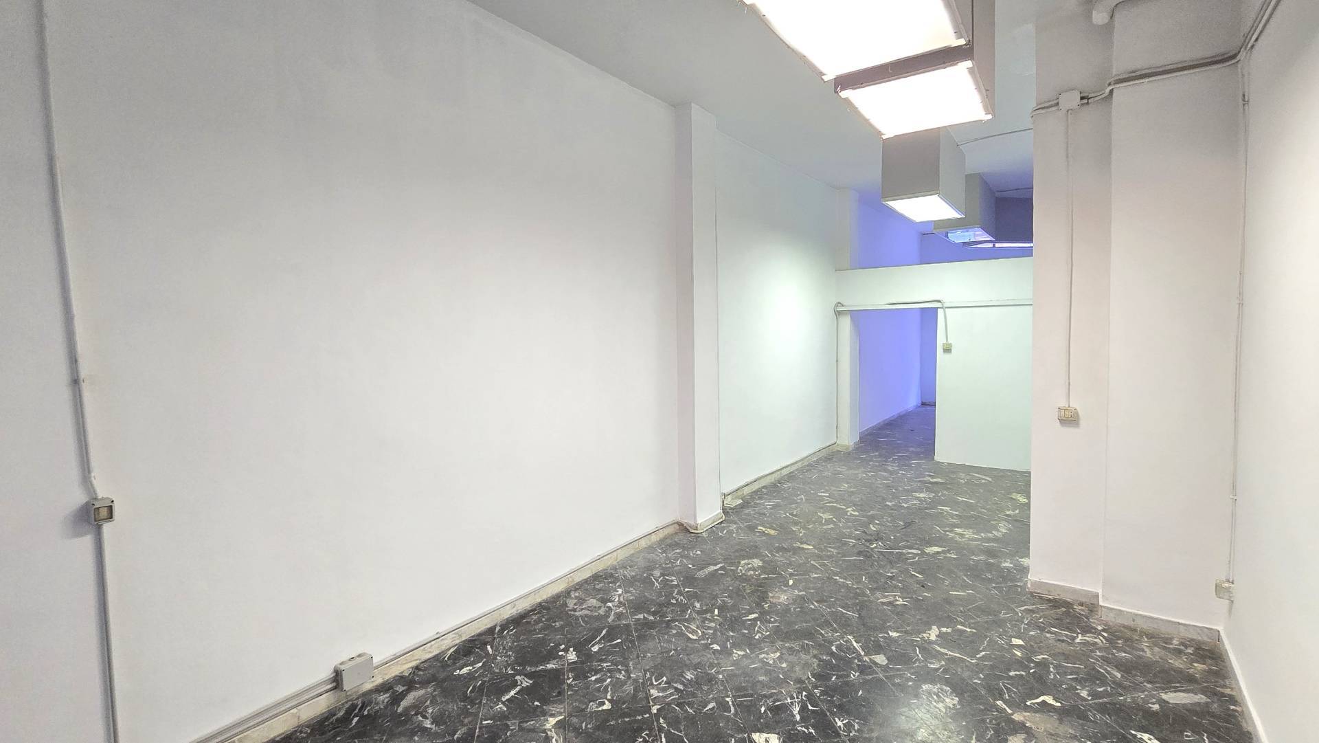 Locale commerciale in affitto a Bari, S. Pasquale