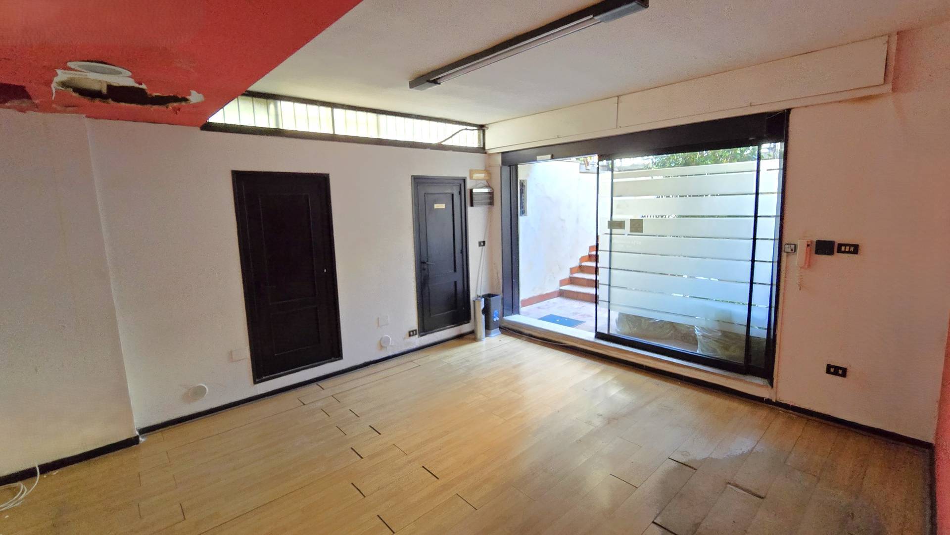 Locale commerciale in vendita a Bari, S. Pasquale