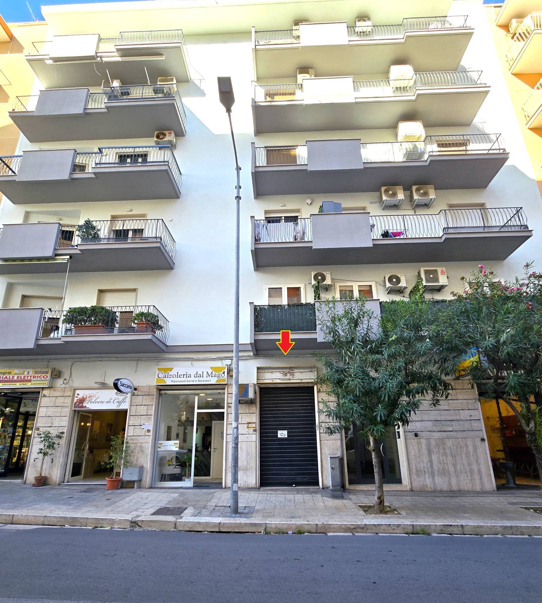 Locale commerciale in affitto a Bari, Picone