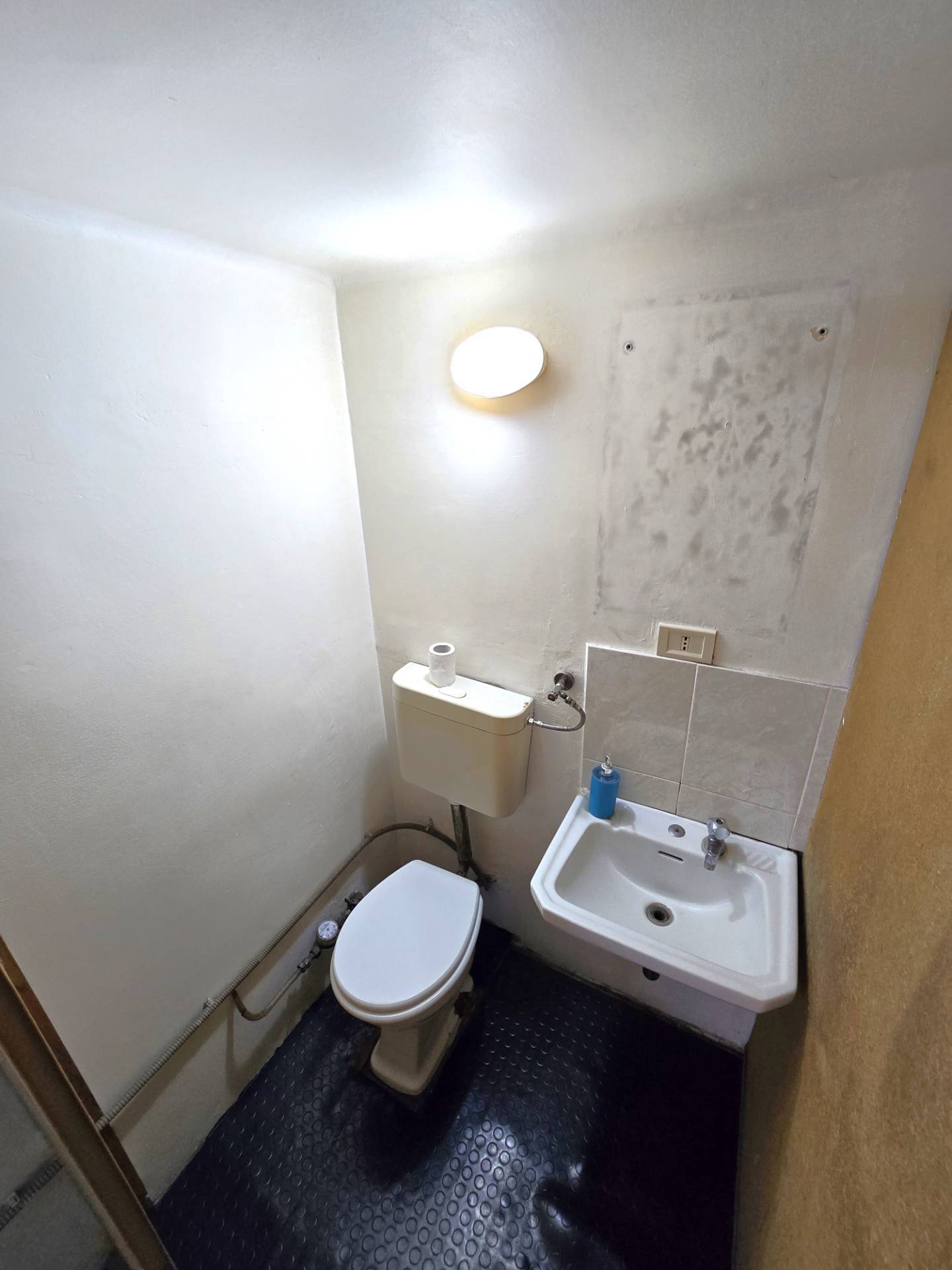 Locale commerciale in affitto a Bari, Picone