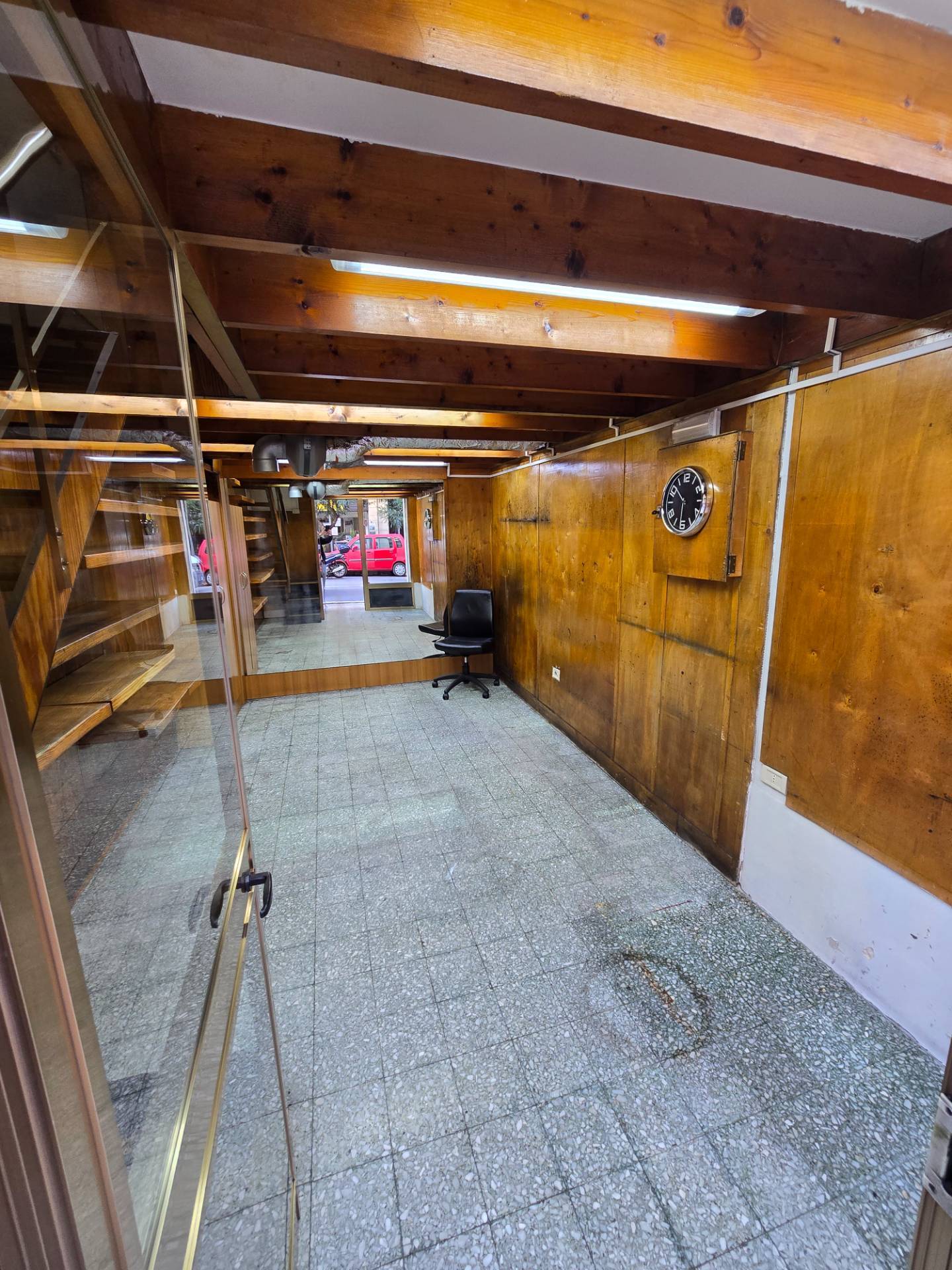 Locale commerciale in affitto a Bari, Picone