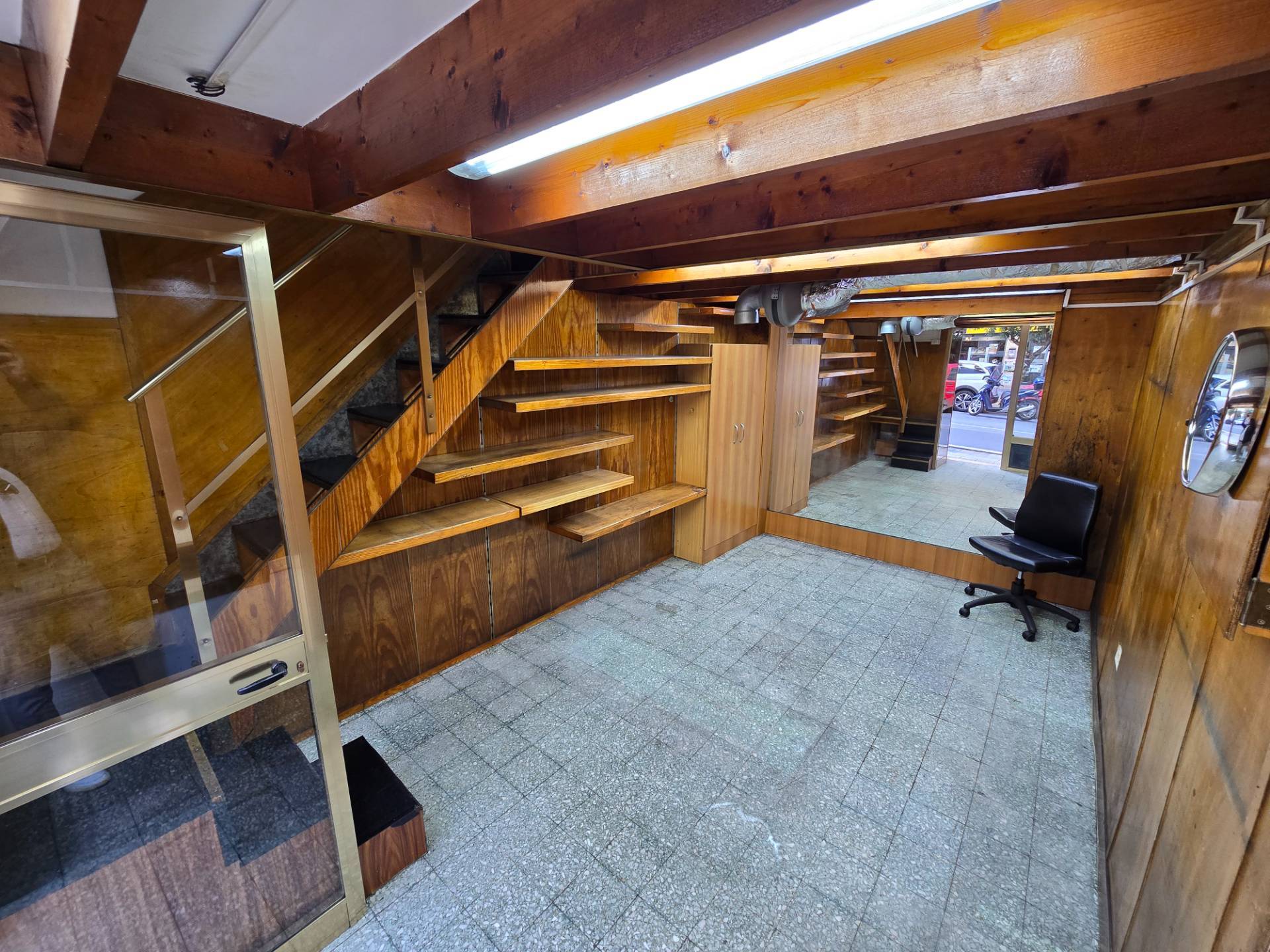 Locale commerciale in affitto a Bari, Picone