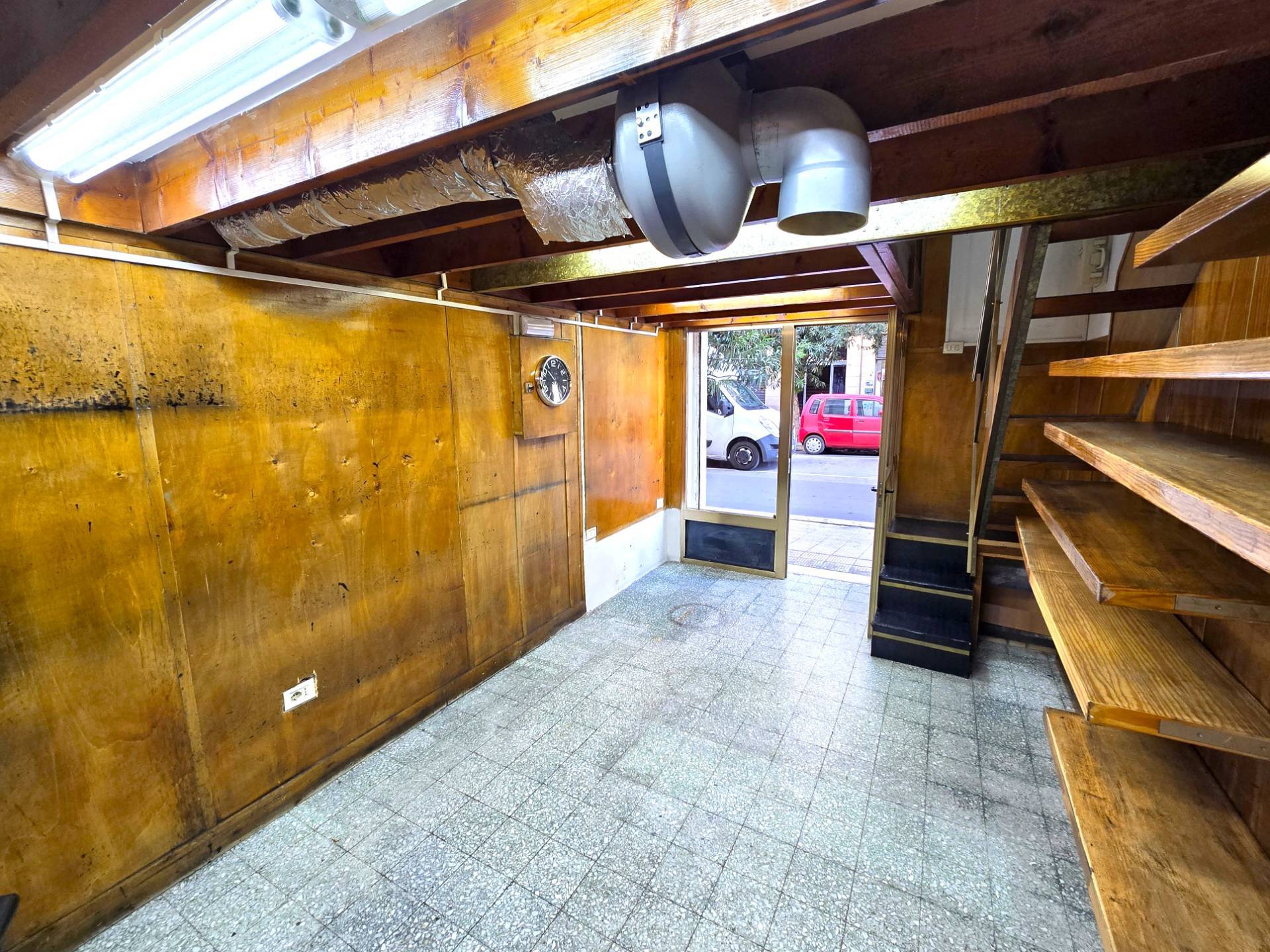 Locale commerciale in affitto a Bari, Picone