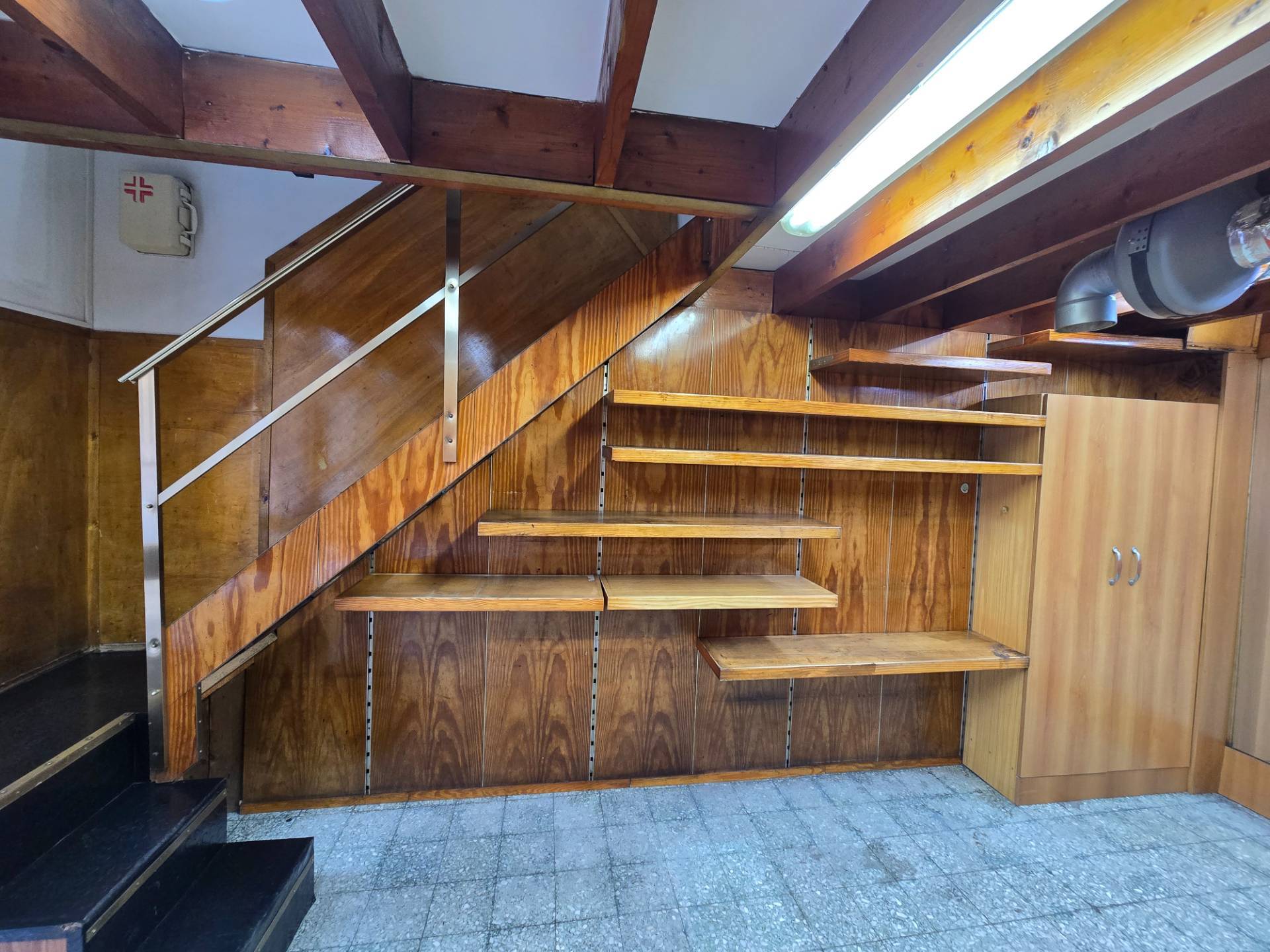 Locale commerciale in affitto a Bari, Picone