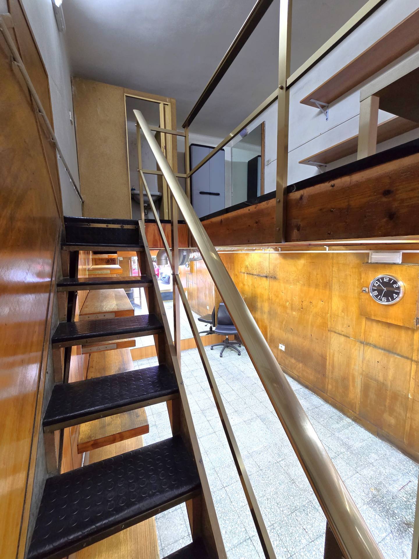 Locale commerciale in affitto a Bari, Picone