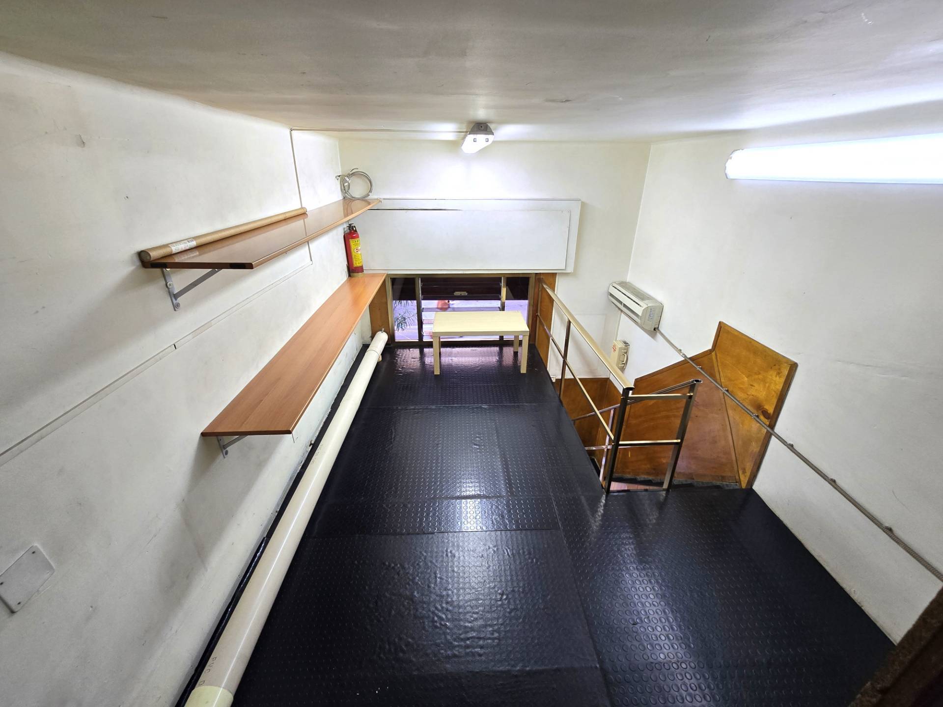 Locale commerciale in affitto a Bari, Picone