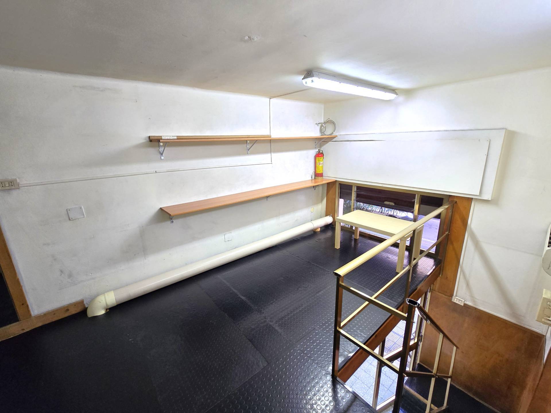 Locale commerciale in affitto a Bari, Picone