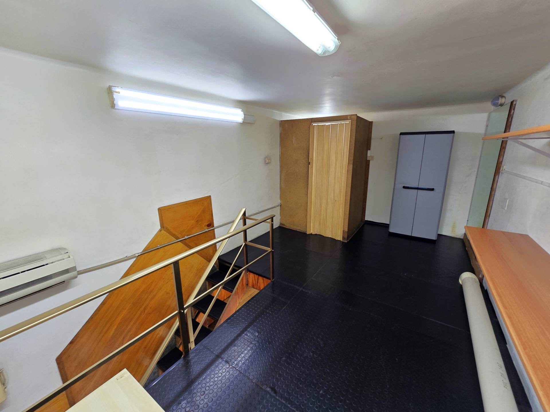 Locale commerciale in affitto a Bari, Picone