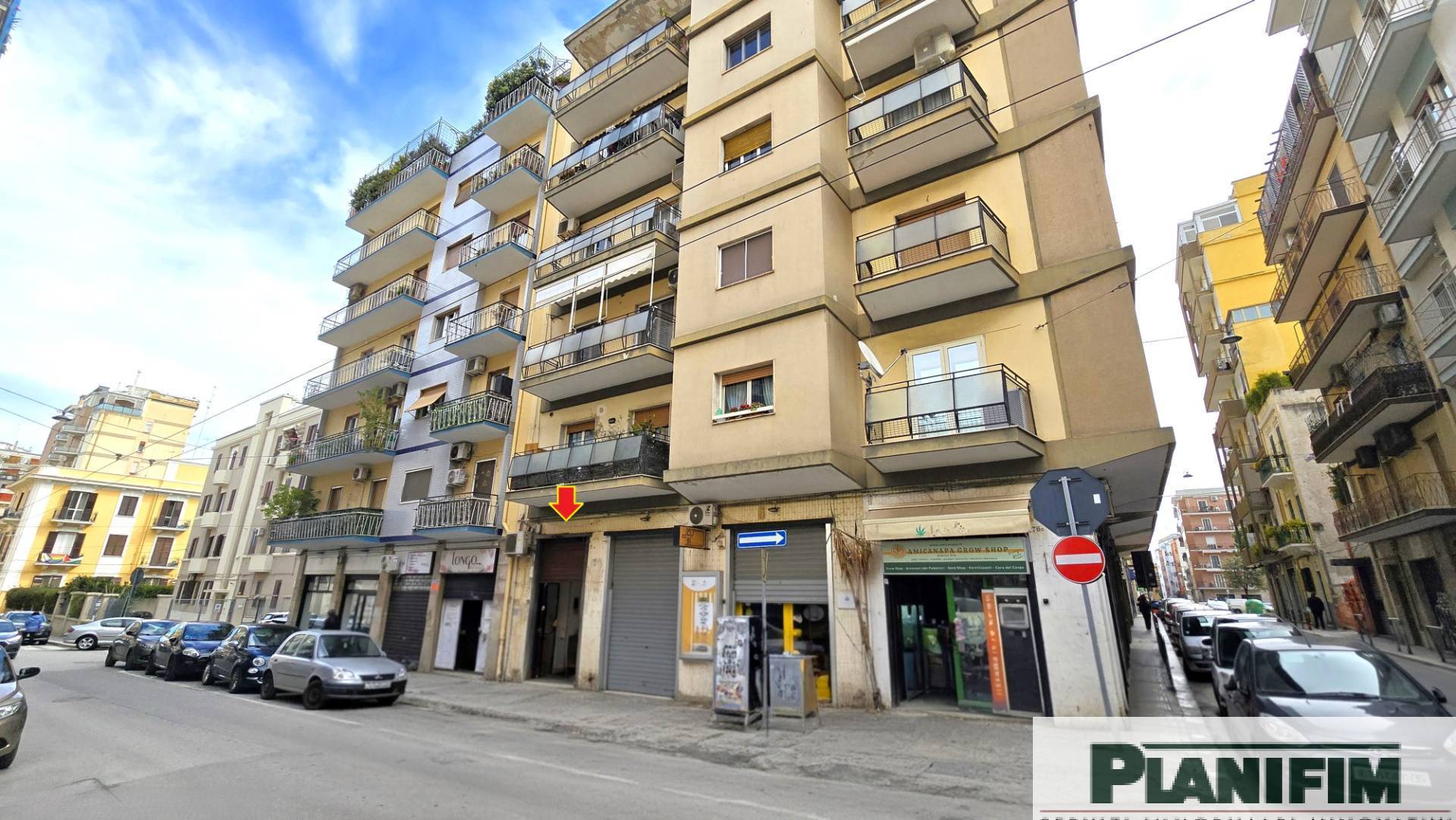 Locale commerciale in affitto a Bari, Carrassi