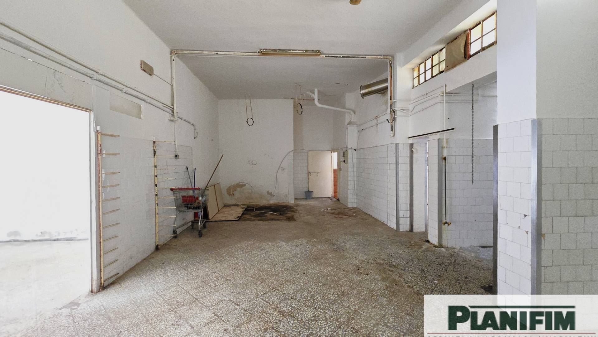 Locale commerciale in affitto a Bari, Carrassi