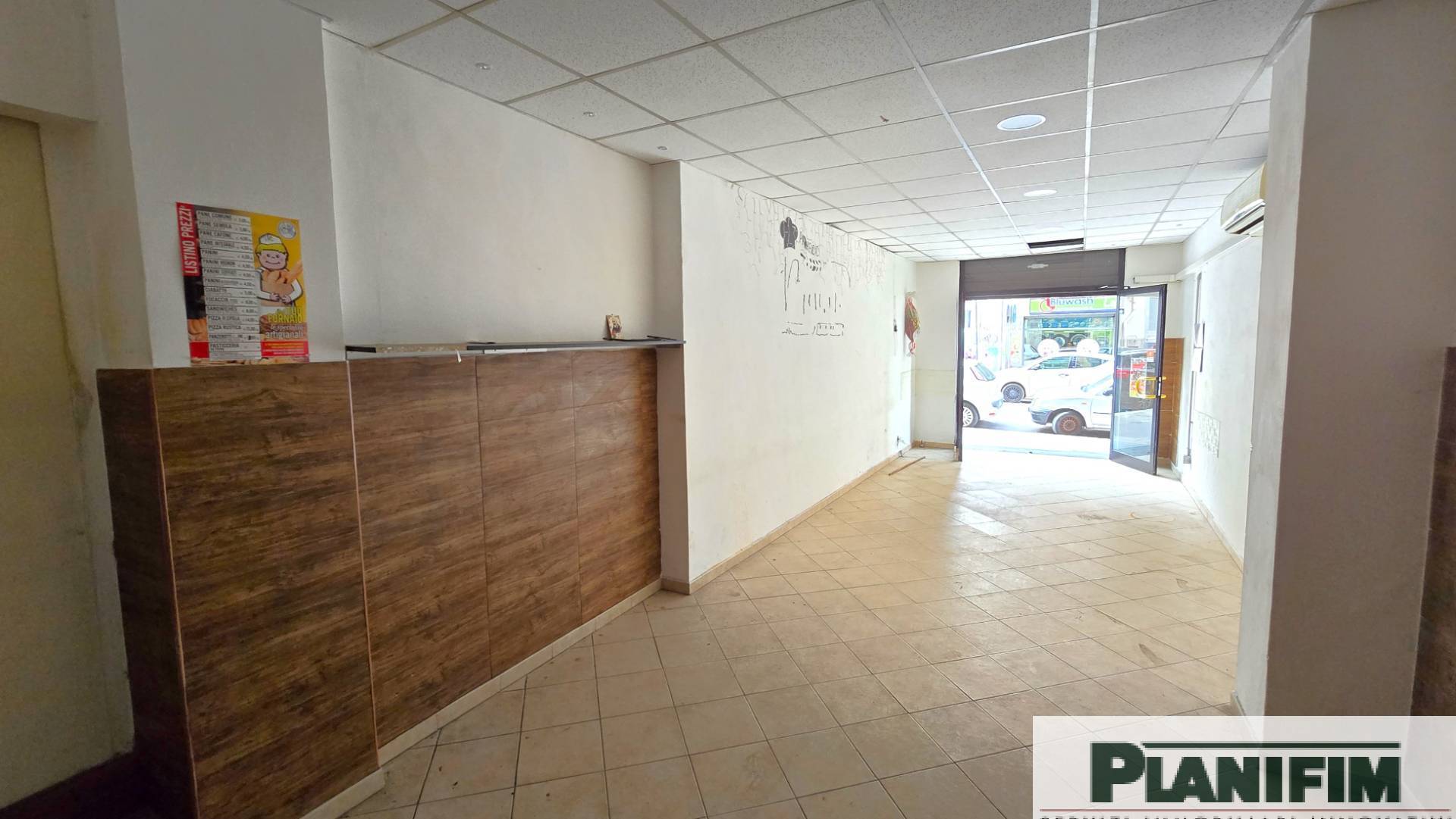 Locale commerciale in affitto a Bari, Carrassi