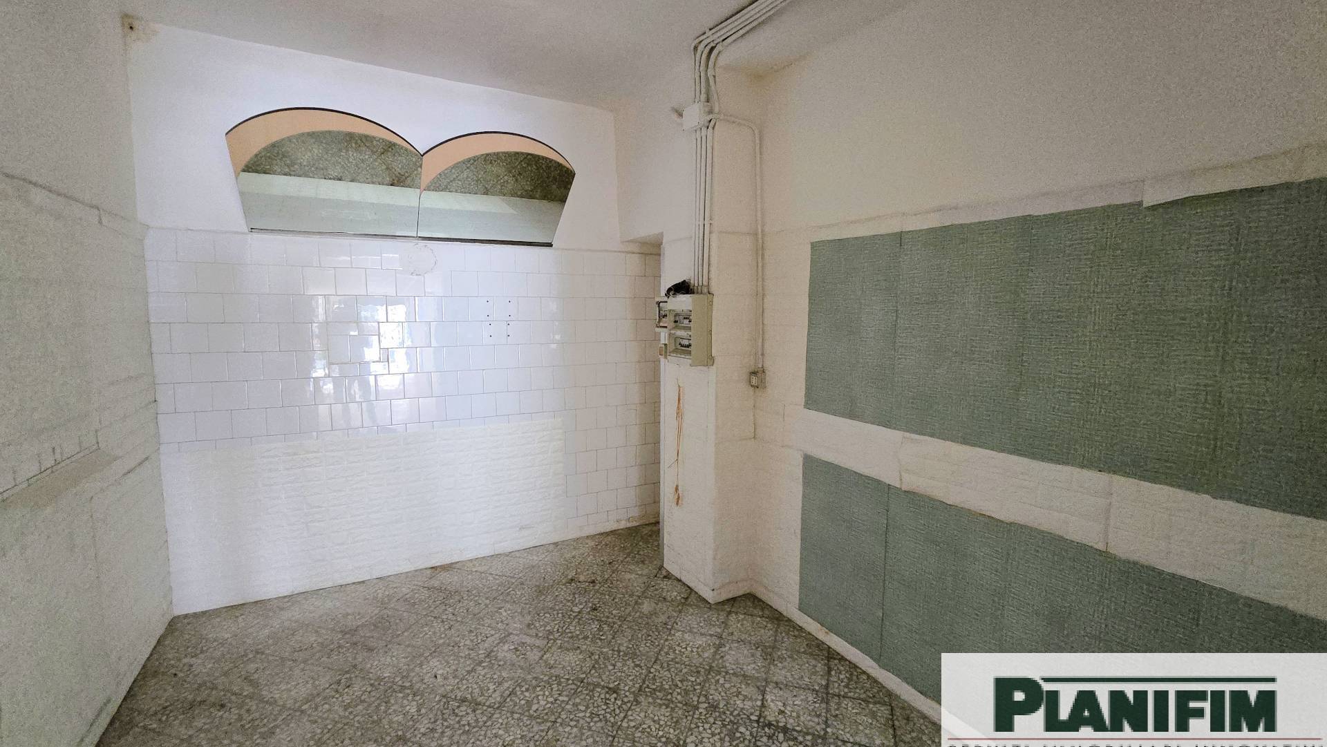 Locale commerciale in affitto a Bari, Carrassi