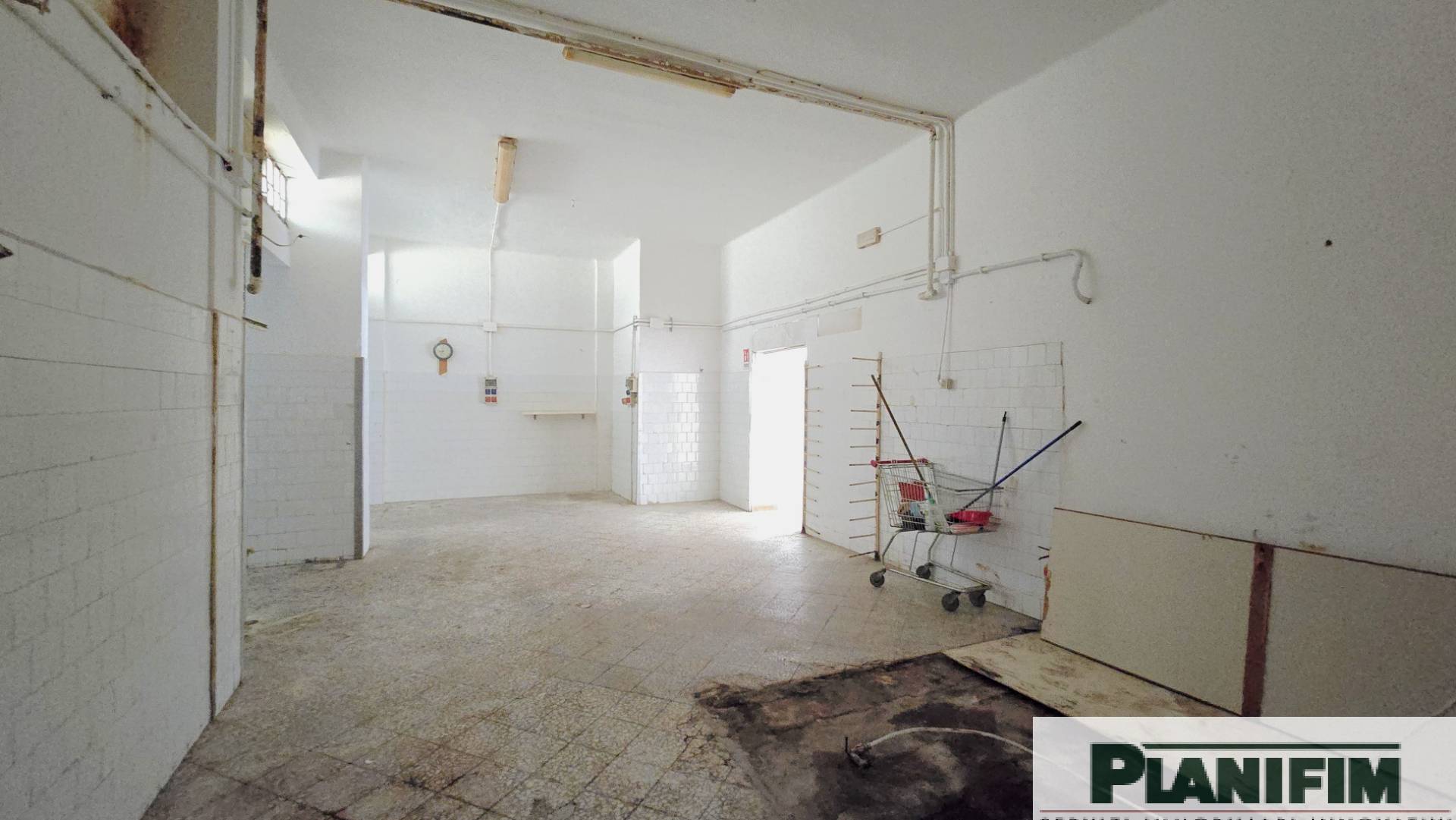 Locale commerciale in affitto a Bari, Carrassi